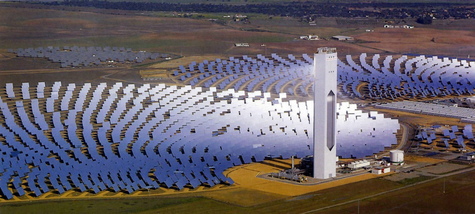 Planta solar termoeléctrica Solúcar En Sanlúcar, es de las mayores instalaciones de energía solar de Europa. Produce la energía que consumirían 94.000 hogares.