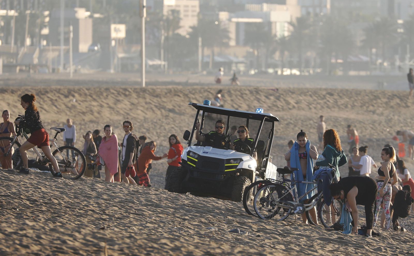 Ambiente en la playa de la Barceloneta a primera hora del jueves.