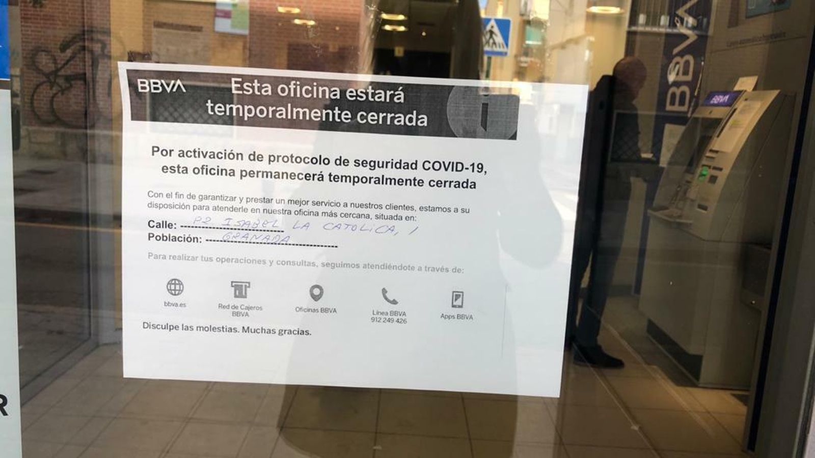 Oficina bancaria cerrada en La Chana.