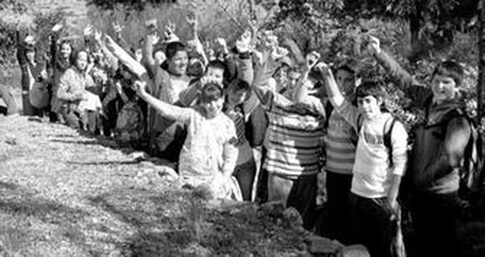 Los más pequeños saludan a El Almería desde el corazón del parque botánico de Rodalquilar.