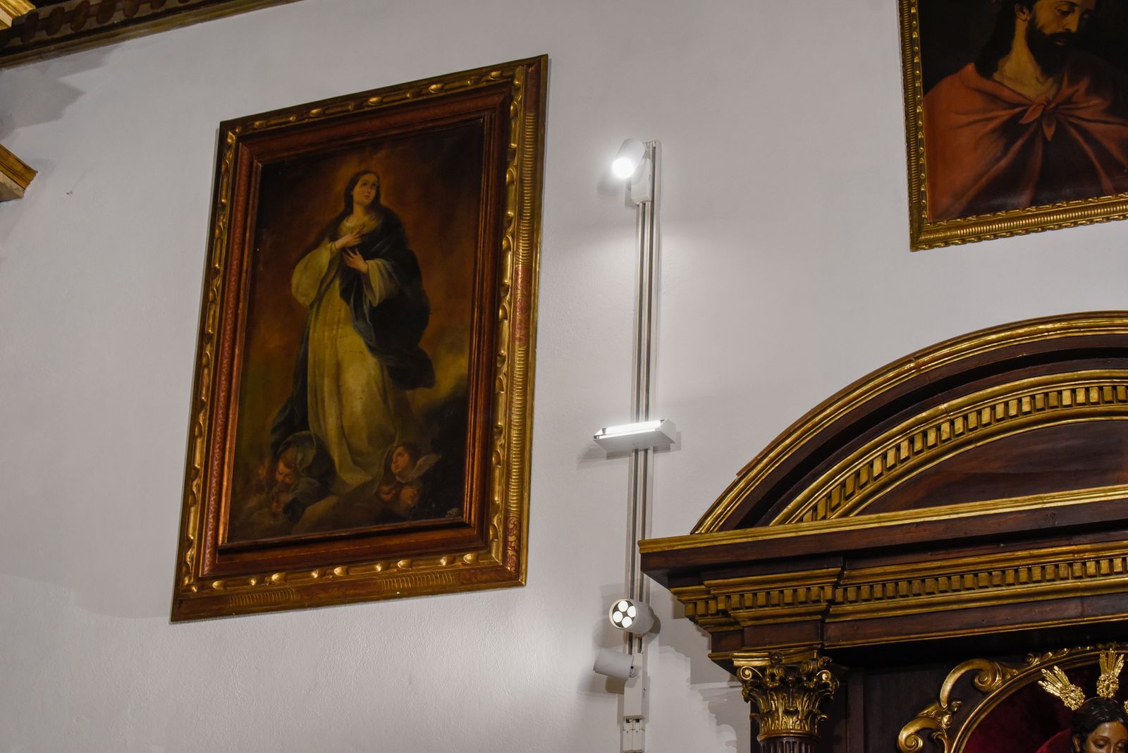 Las imágenes de la restauración del retablo y nueva iluminación de la capilla del Museo