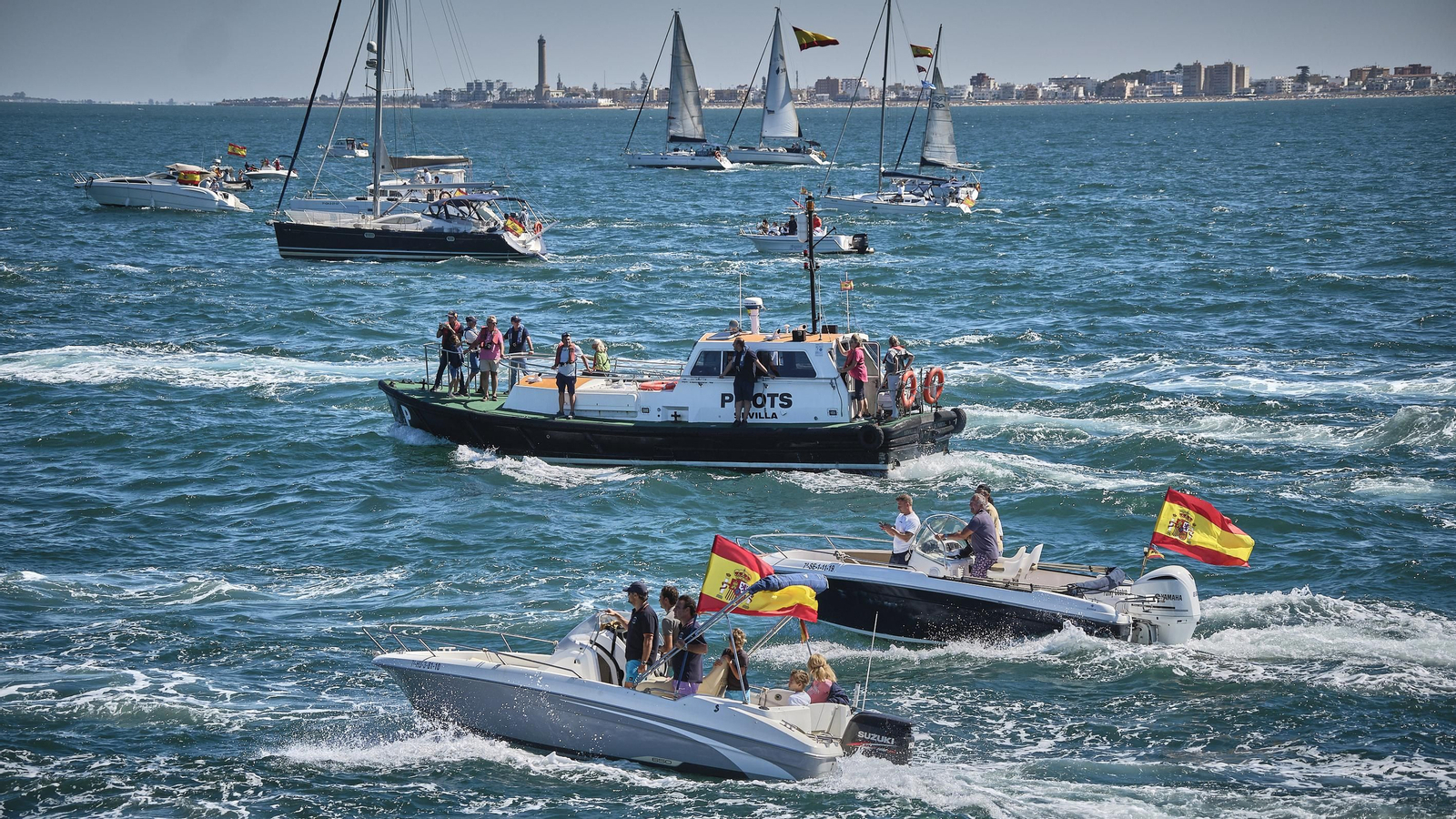 Parada naval y aérea en homenaje a Elcano en aguas de Sanlúcar. Parada naval y aérea en homenaje a Elcano en aguas de Sanlúcar.