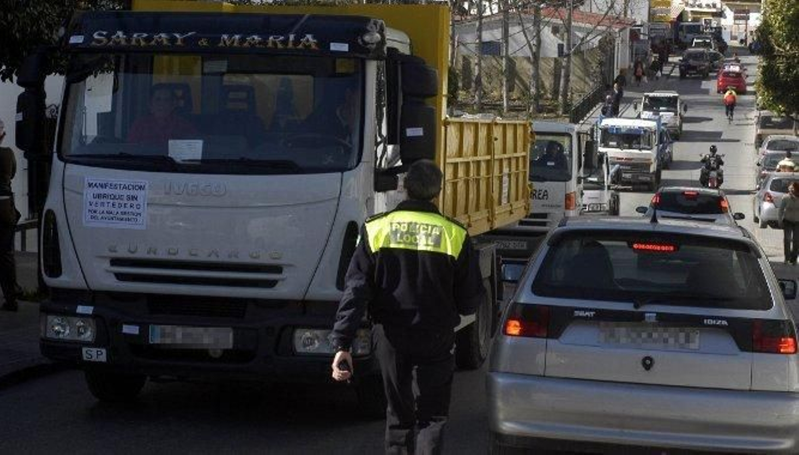 Un policía local regulando el tráfico en una calle de la localidad
