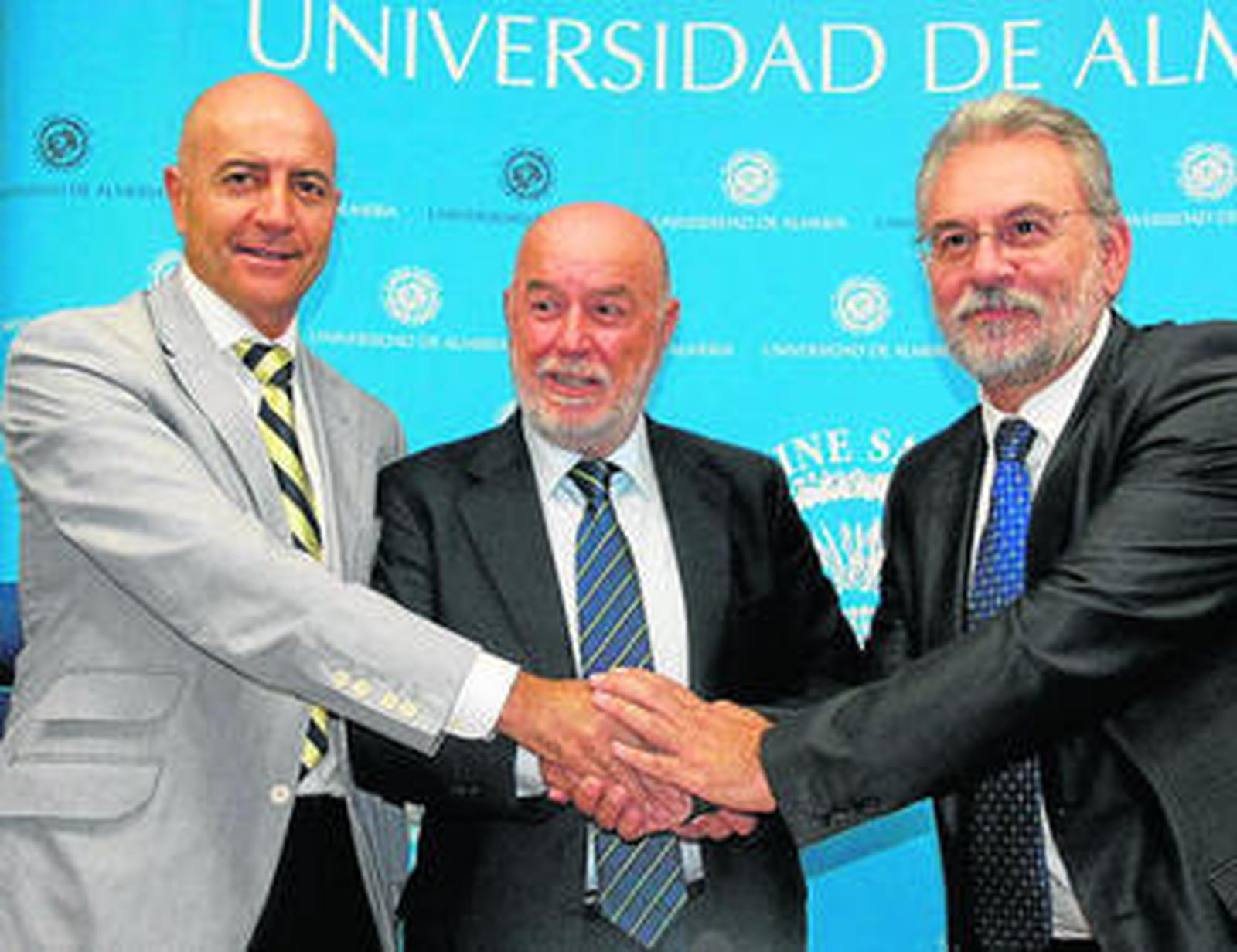 Diego Martínez (Cámara de Comercio), junto al rector y Agustín Galiana (AECOP), tras la firma del convenio.