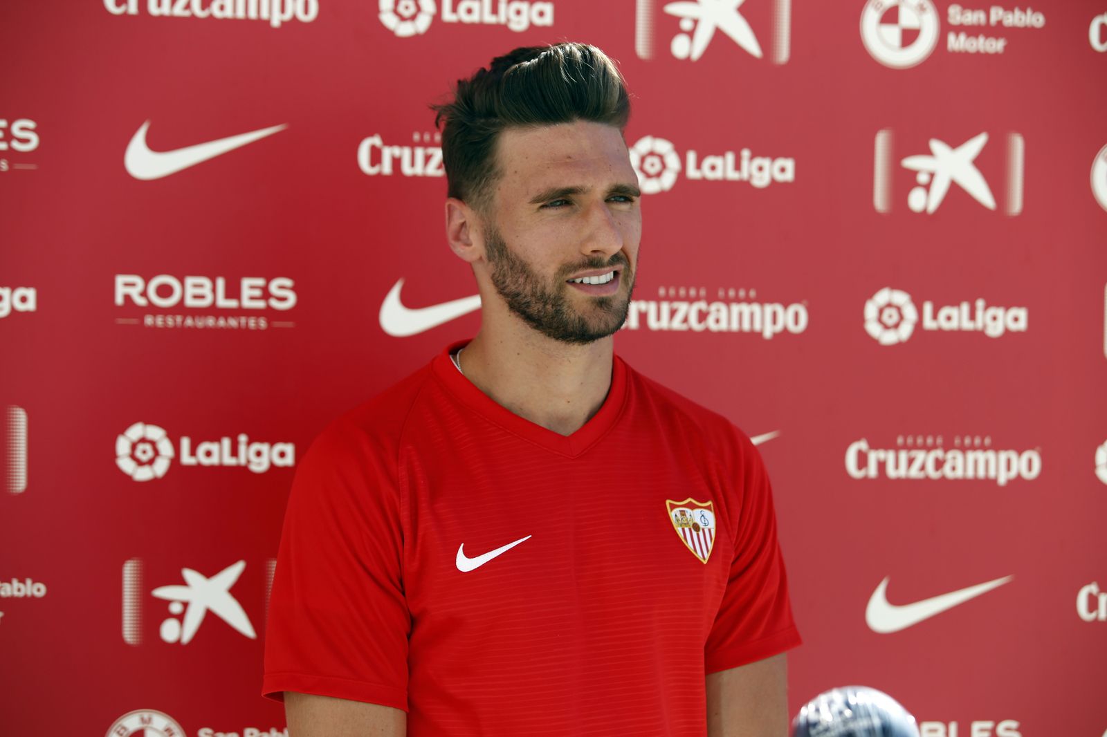 Sergi Gómez atiende a los medios oficiales en la ciudad deportiva del Sevilla.