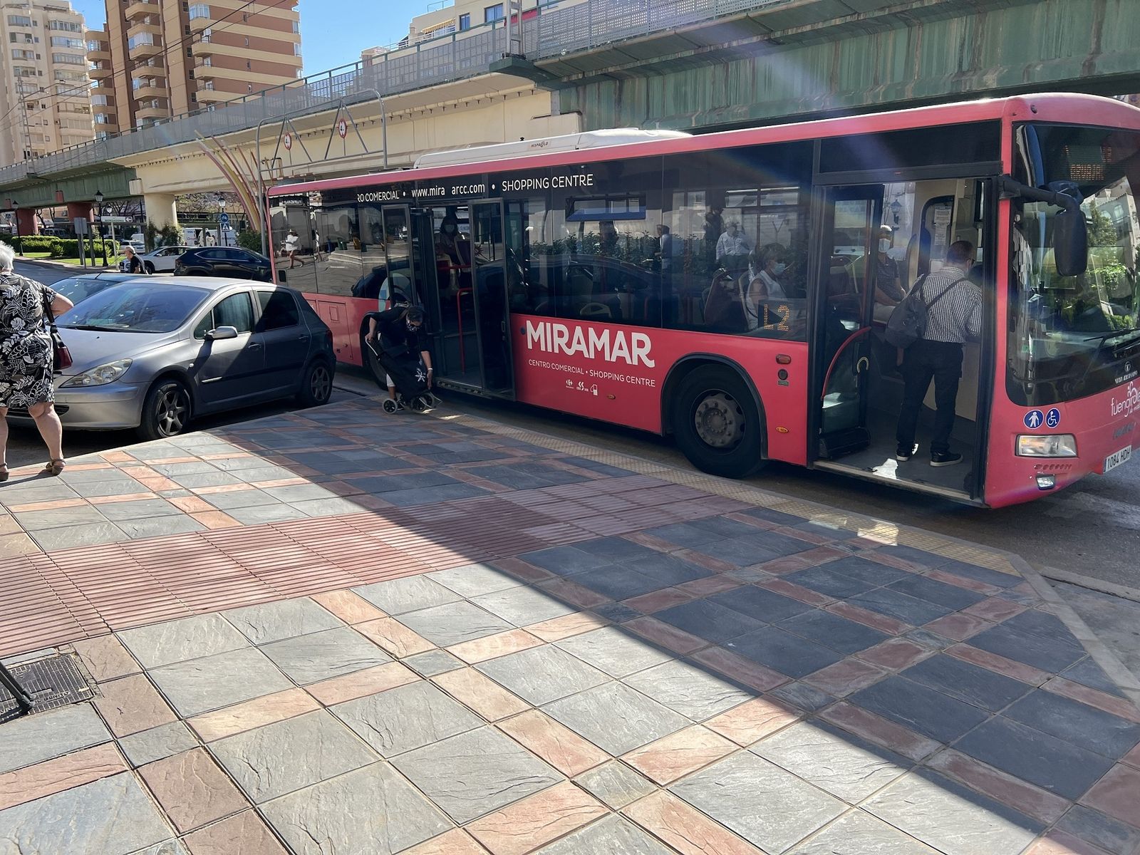 Las paradas de autobús también han sido adaptadas a la normativa.