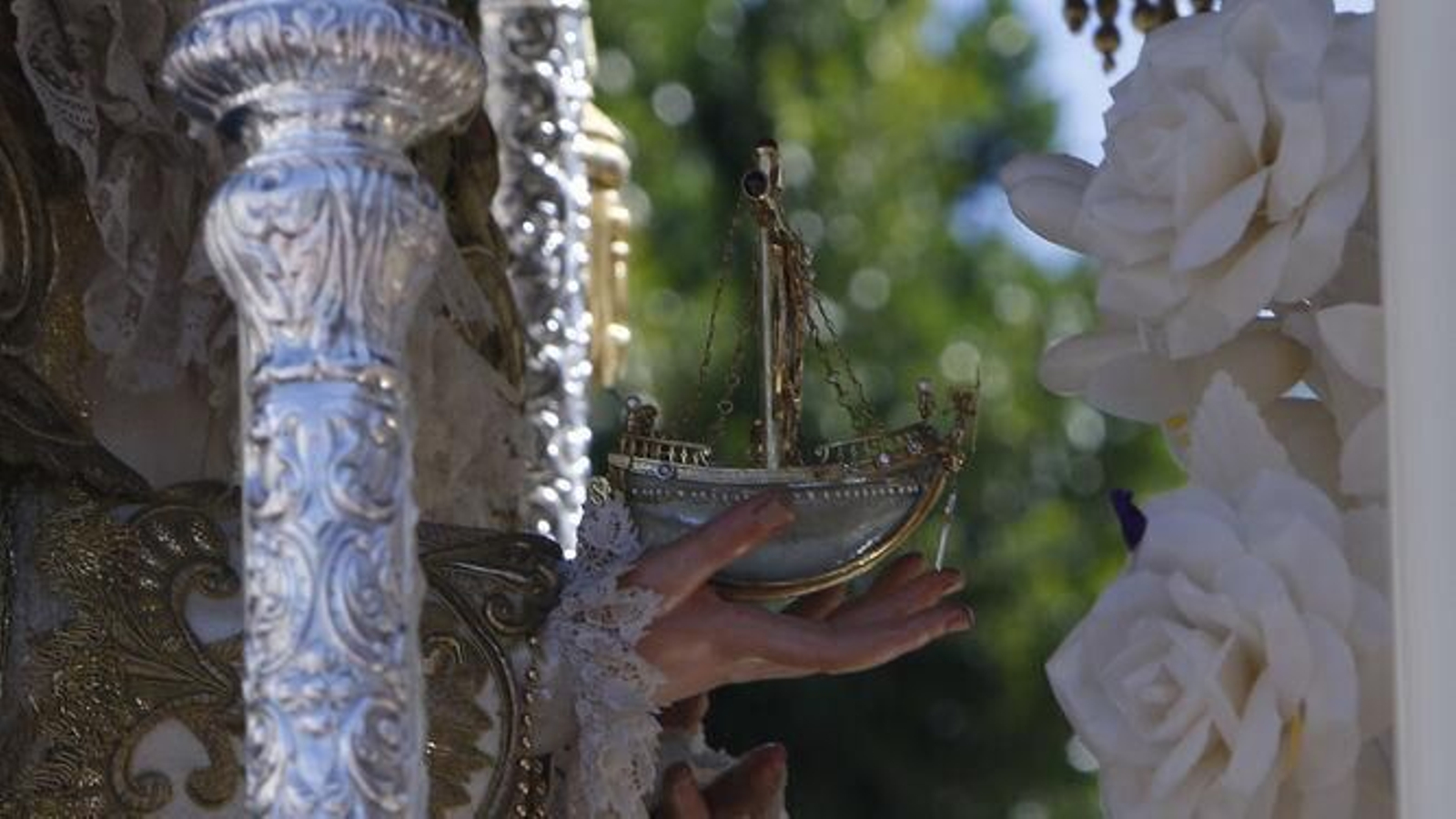 El barco que porta cada Miércoles Santo la Virgen de Consolación