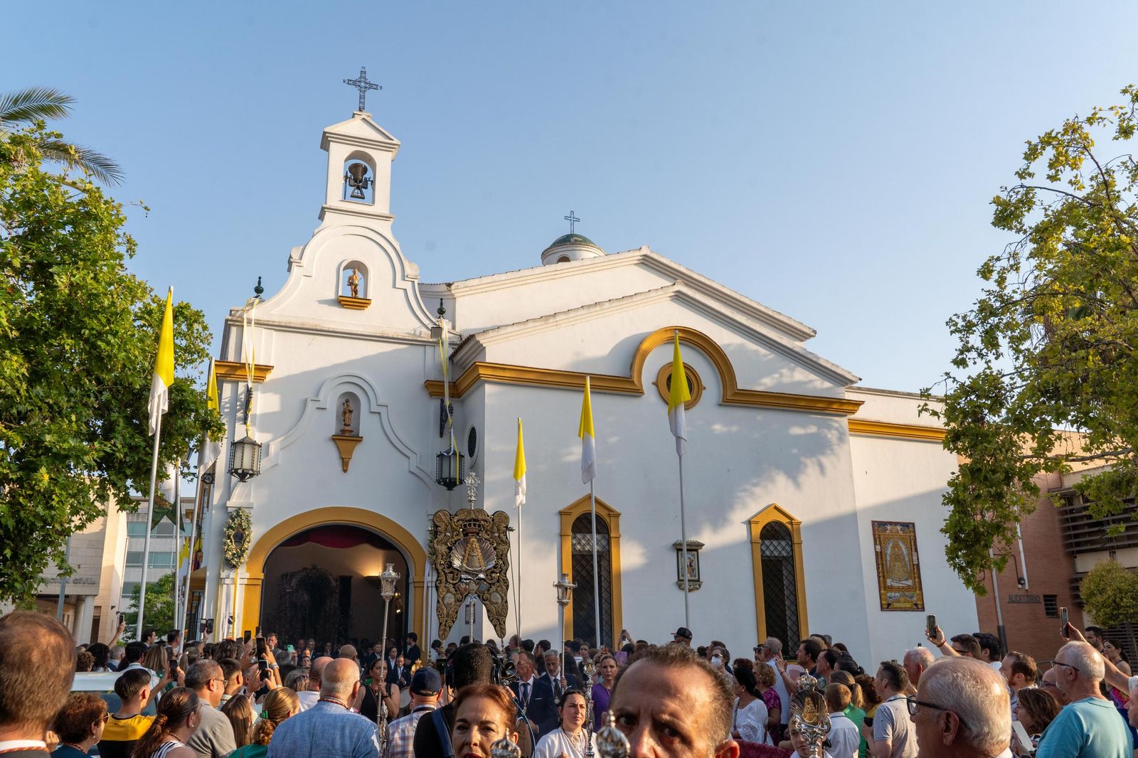Imágenes del Rosario Jubilar rociero celebrado por las 25 hermandades filiales de la Matriz de Almonte en La Merced