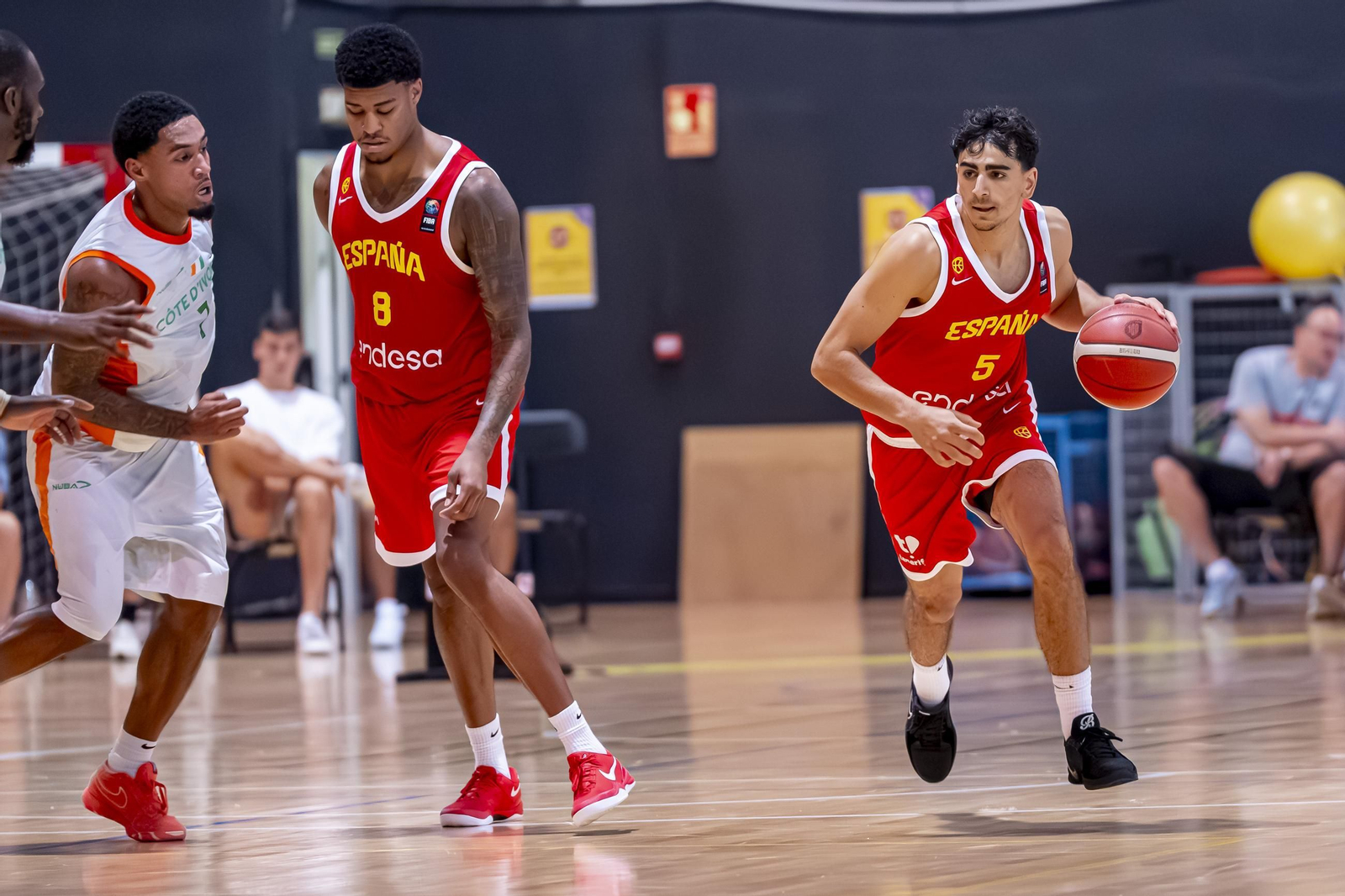 España B, con Álvaro Folgueiras, derrota a Costa de Marfil antes de venir a Málaga