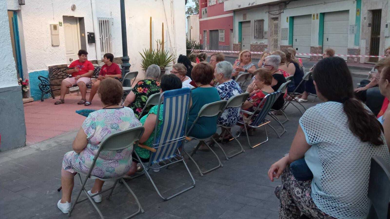 Los vecinos realizan sus oraciones por los enfermos y mayores, los jóvenes y la paz.