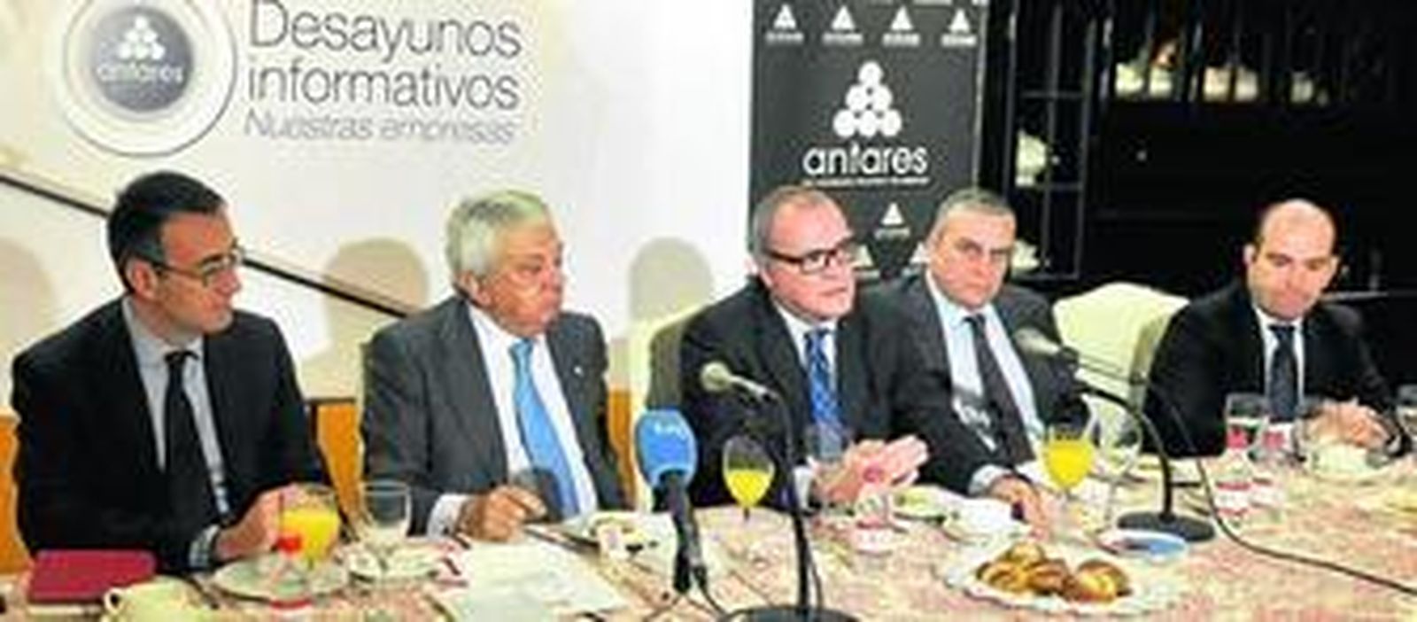 Fermín Polaina, responsable de Desarrollo de Negocio para Andalucía Occidental y Extremadura de Vodafone; Francisco Herrero, presidente de la Cámara de Sevilla; Juan Becerra, director general Institucional de Servinform; José Luis Martínez, consejero de la empresa; y Manuel Martínez, adjunto a la dirección general.
