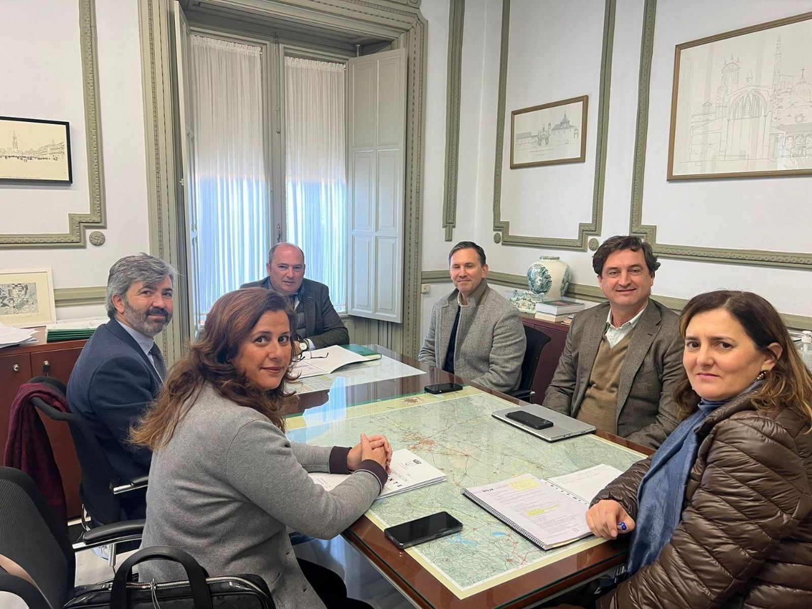 El alcalde de Coria del Río, Modesto González, y la delegada de Policía Local, Tráfico y Transporte, María José Lora, se han reunido con Francisco de Paula José Juárez, delegado territorial de Fomento.