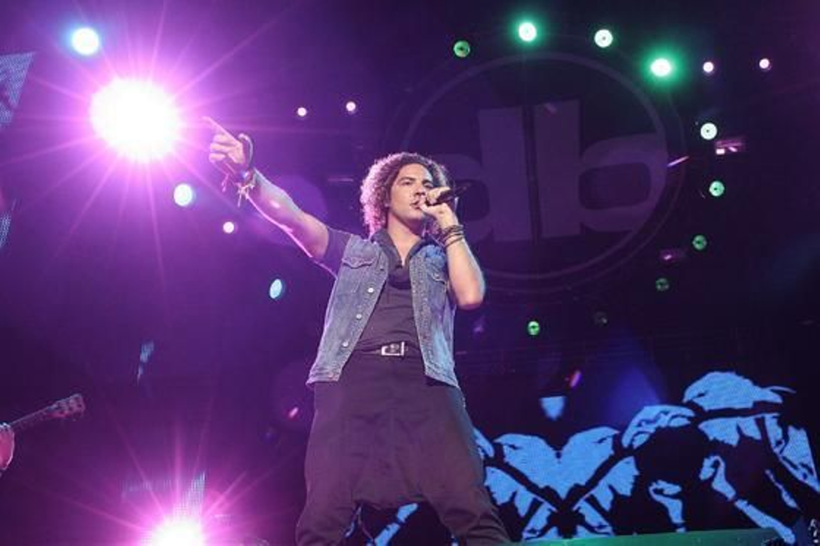 El cantante almeriense encandiló al público que se acercó hasta la plaza de toros Las Palomas de Algeciras  Foto: Vanessa Perez