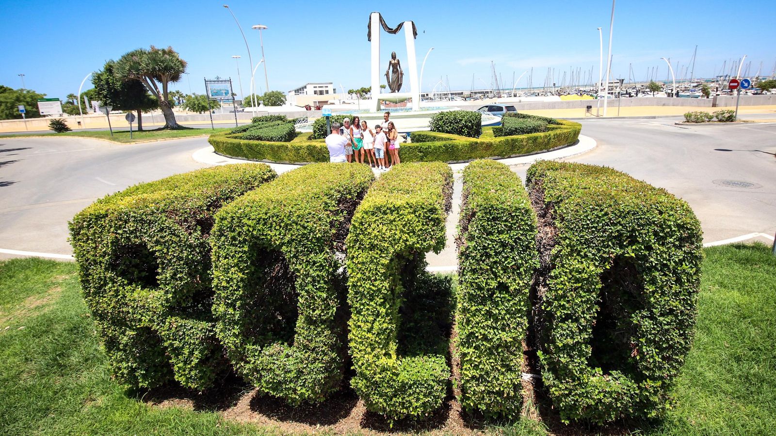 Rotonda con el monumento a Rocío Jurado en segundo plano.