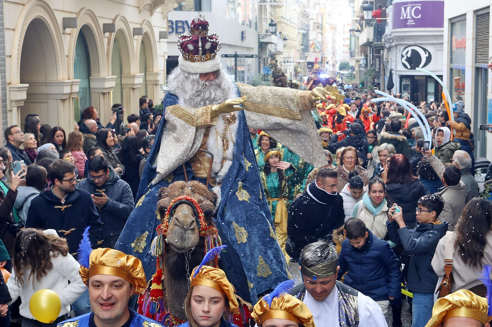 Imágenes del recorrido en camello de los Reyes Magos acompañados de la Estrella de la Ilusión y del Heraldo Real