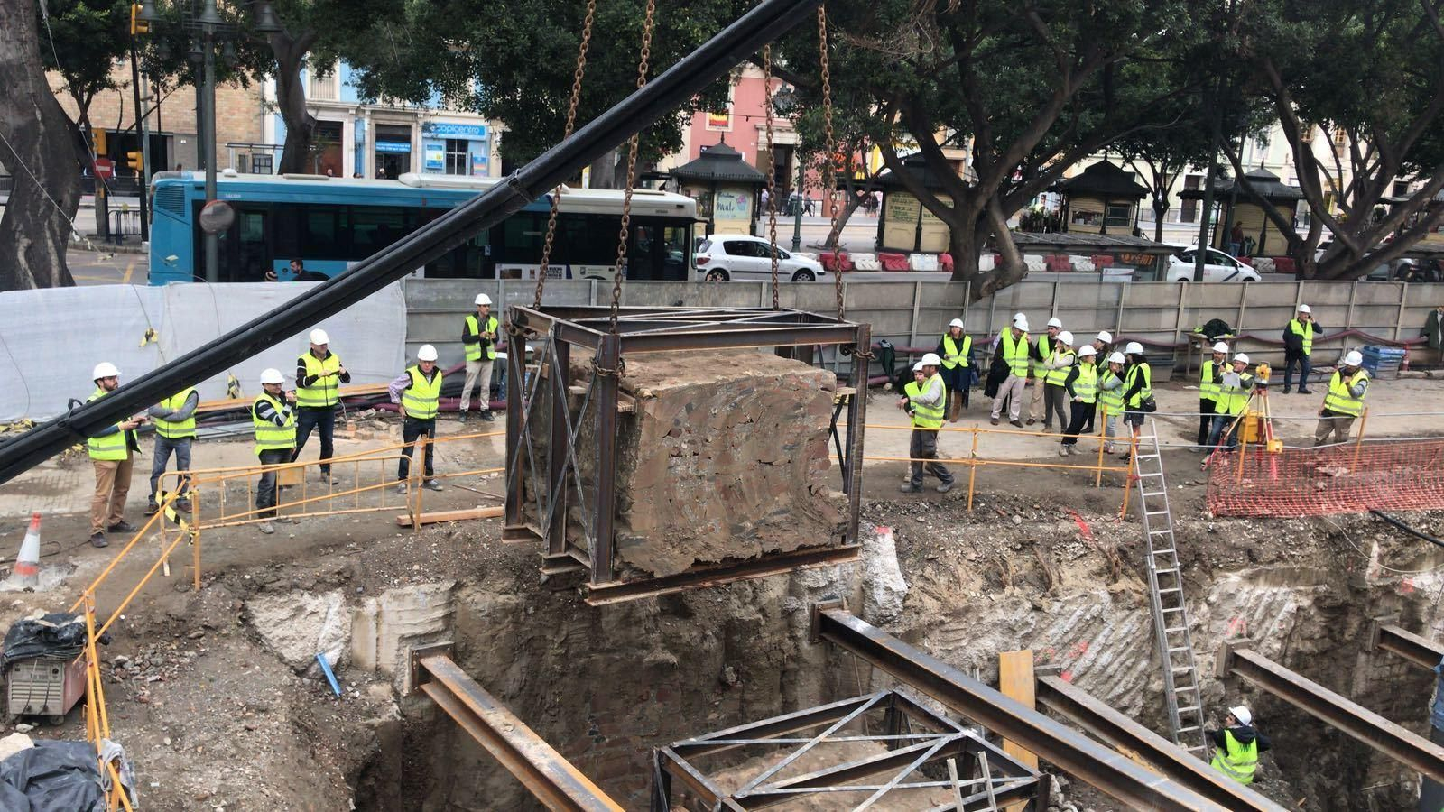 Trabajadores retiran una pieza de grandes dimensiones.