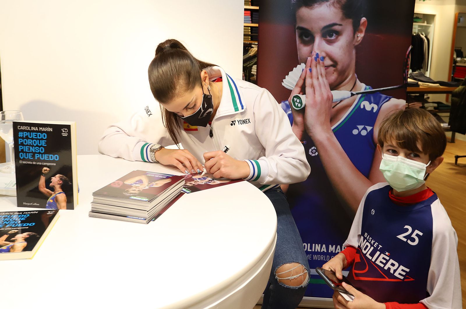 Huelva 2021: Carolina Marín firma autógrafos en el Corte Inglés de Huelva durante el Mundial de Bádminton