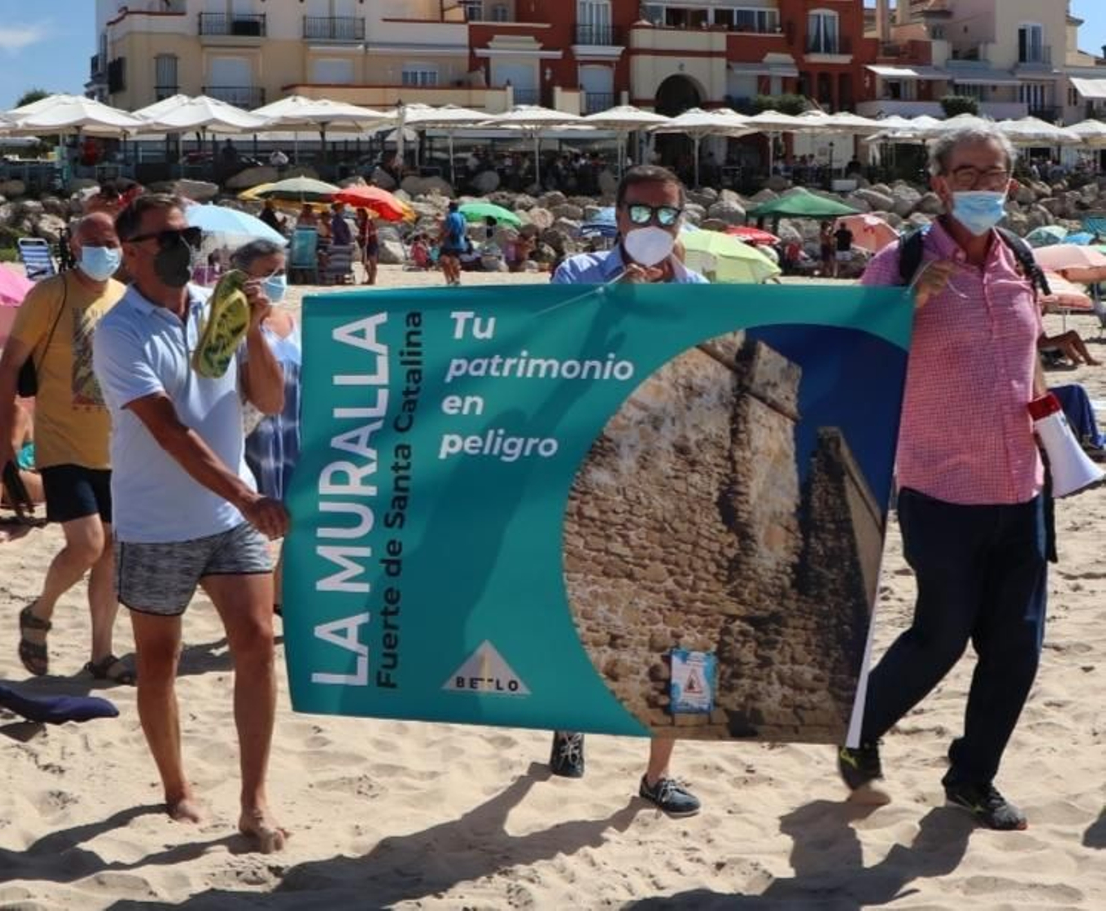 Una imagen de la presentación de la campaña, este domingo en la playa de La Muralla.