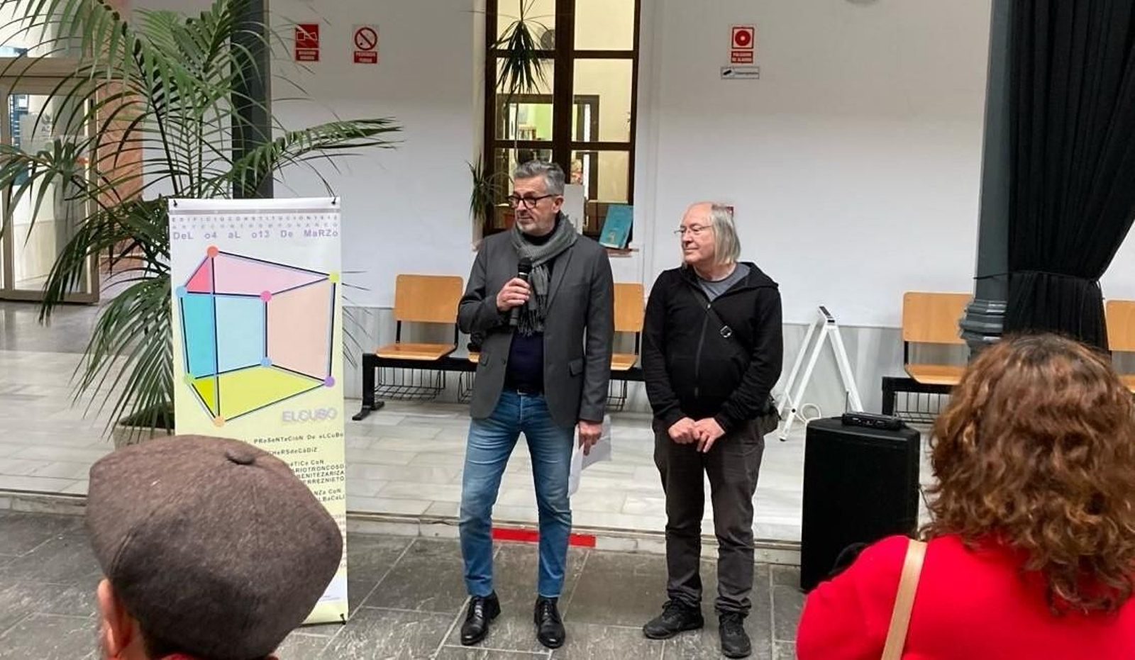 El artista Caco Nelson, a la derecha, en la inuguaración de otra muestra en Cádiz