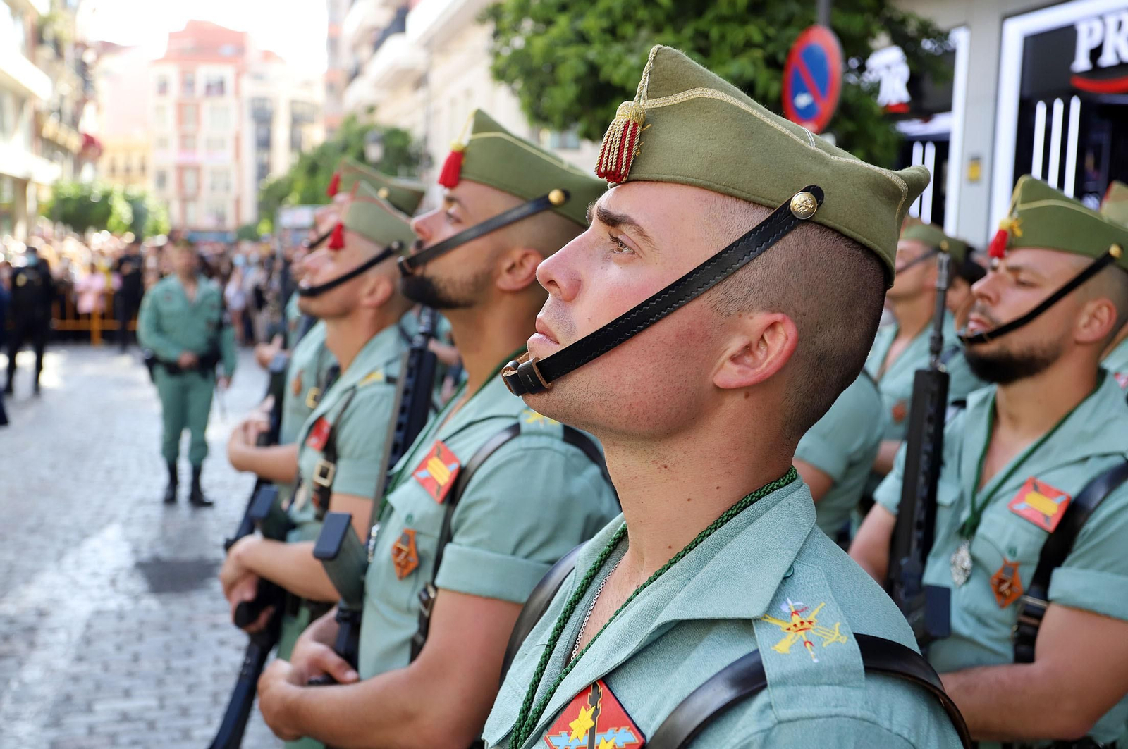 La Legión acompaña al Cristo de la Vera+Cruz en su procesión por Huelva, en imágenes
