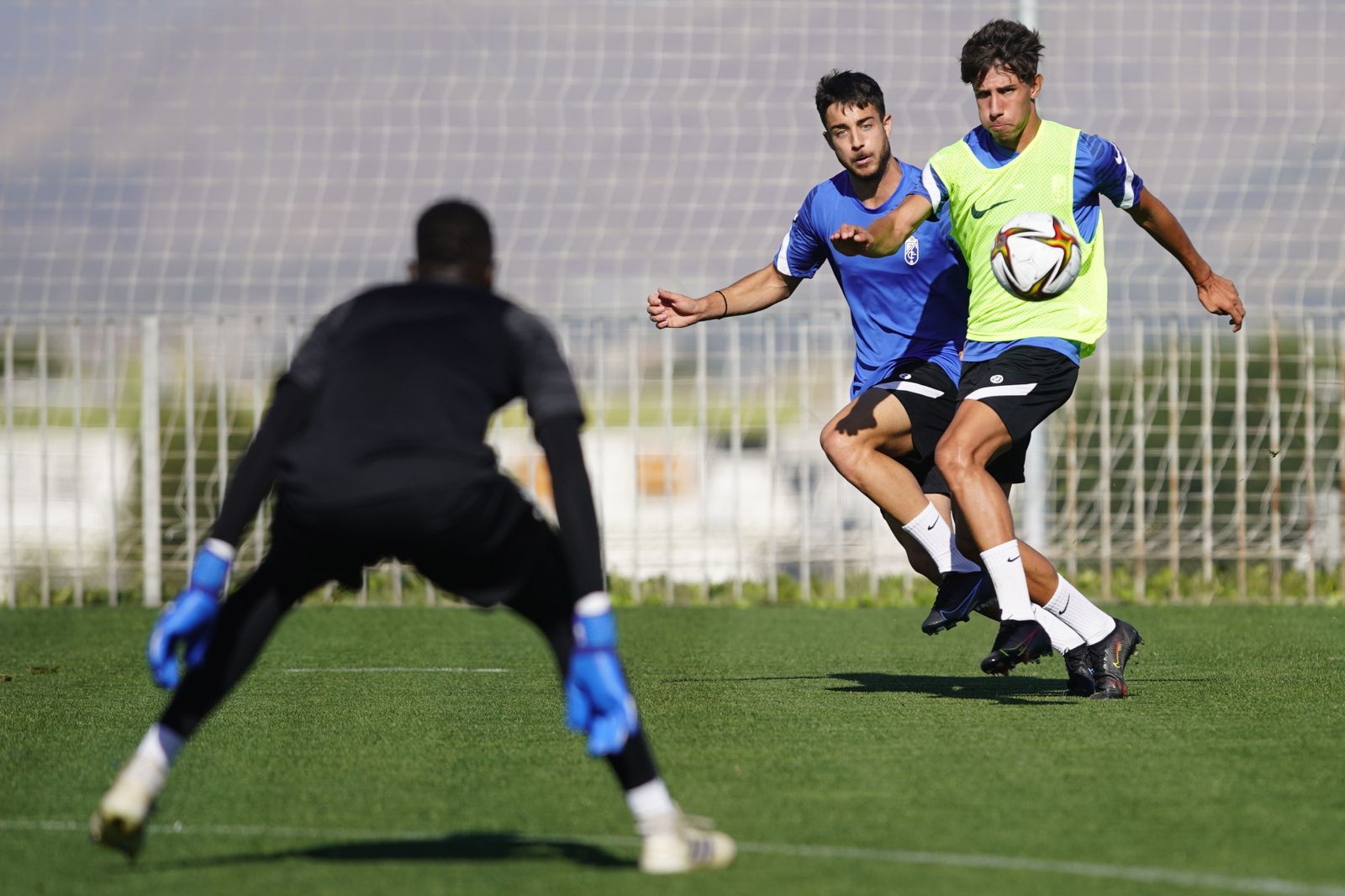 Raúl intenta evitar un disparo a la portería de Sarr.