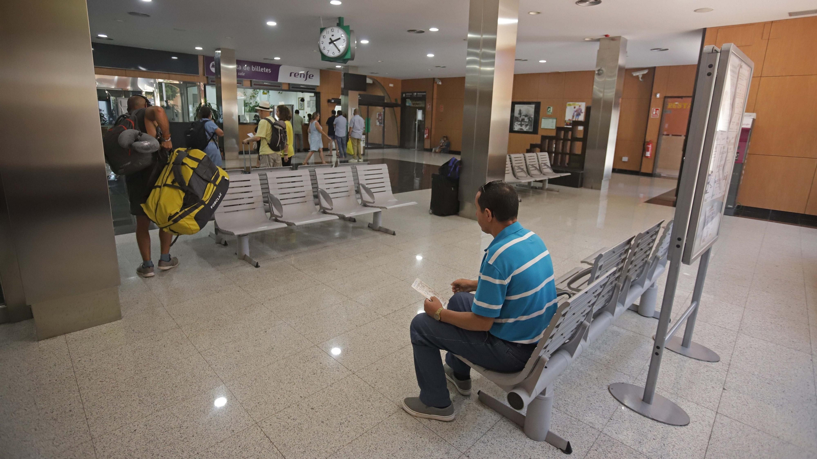 Fotos del primer día del servicio de autobuses de Renfe en la conexión Algeciras - Madrid
