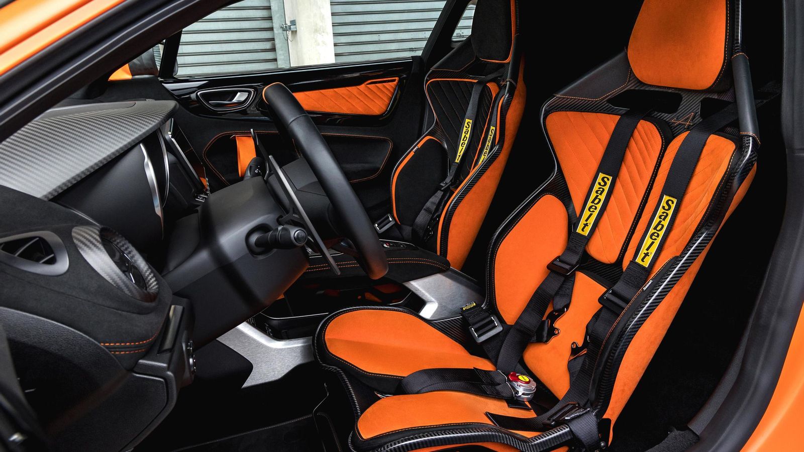 La diferenciación de esta edición especial también alcanza al interior, que puede definirse a gusto de cada cliente con tres programas de personalización.