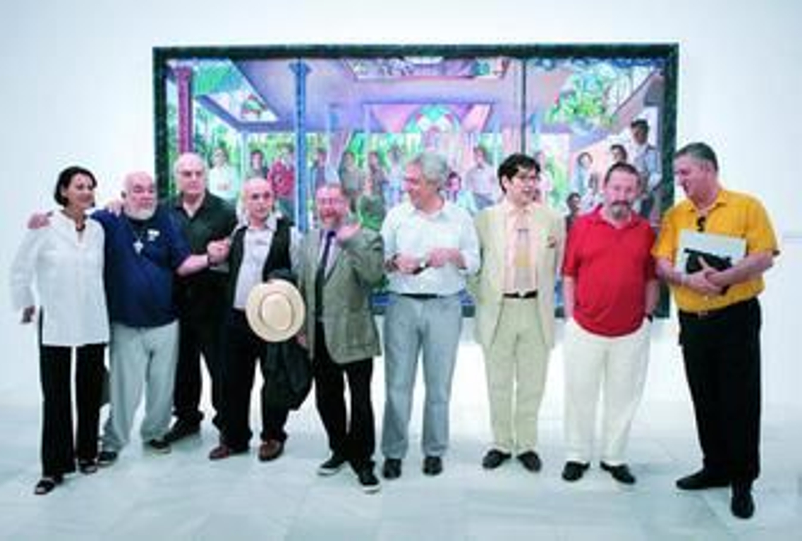 Guillermo Pérez Villalta y Chema Cobos  posan con algunos de los protagonistas de la exposición.