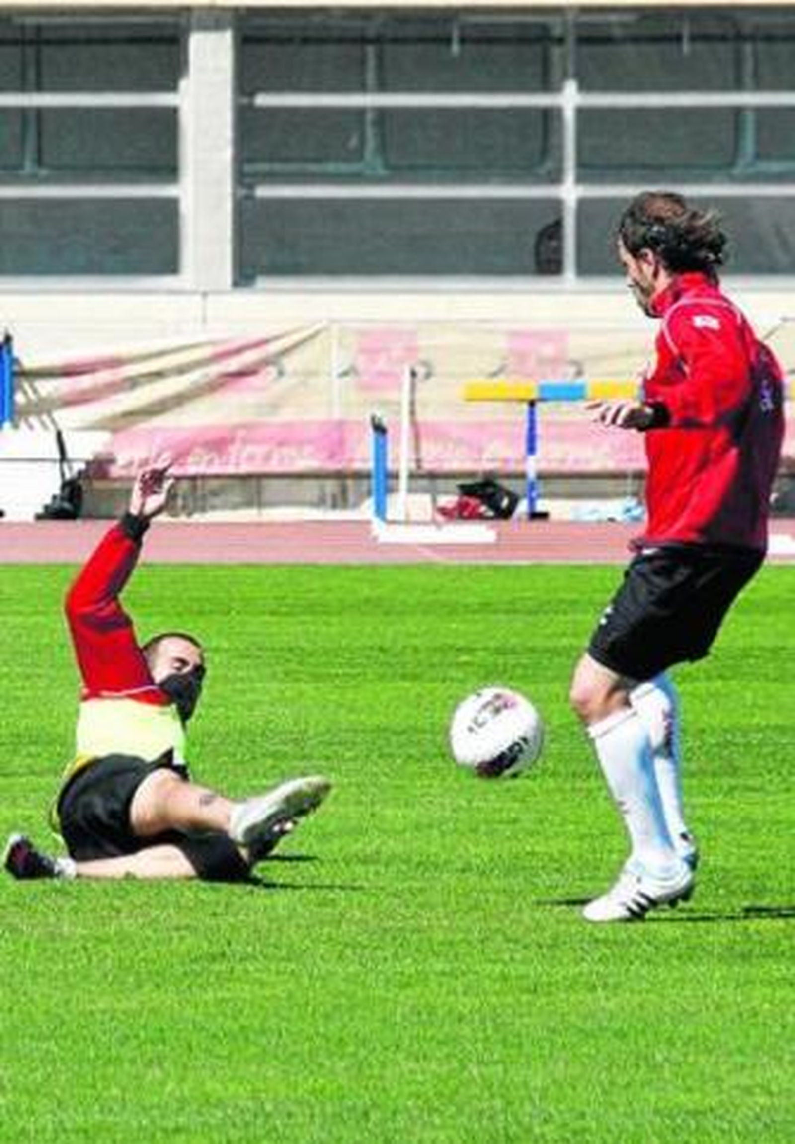 Bernardello intenta esquivar una entrada de Aleix Vidal en un entrenamiento.