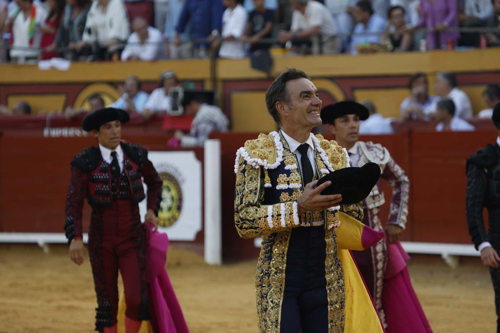 Una decepcionante corrida de Miura con Esaú Fernández a hombros cierra Algeciras