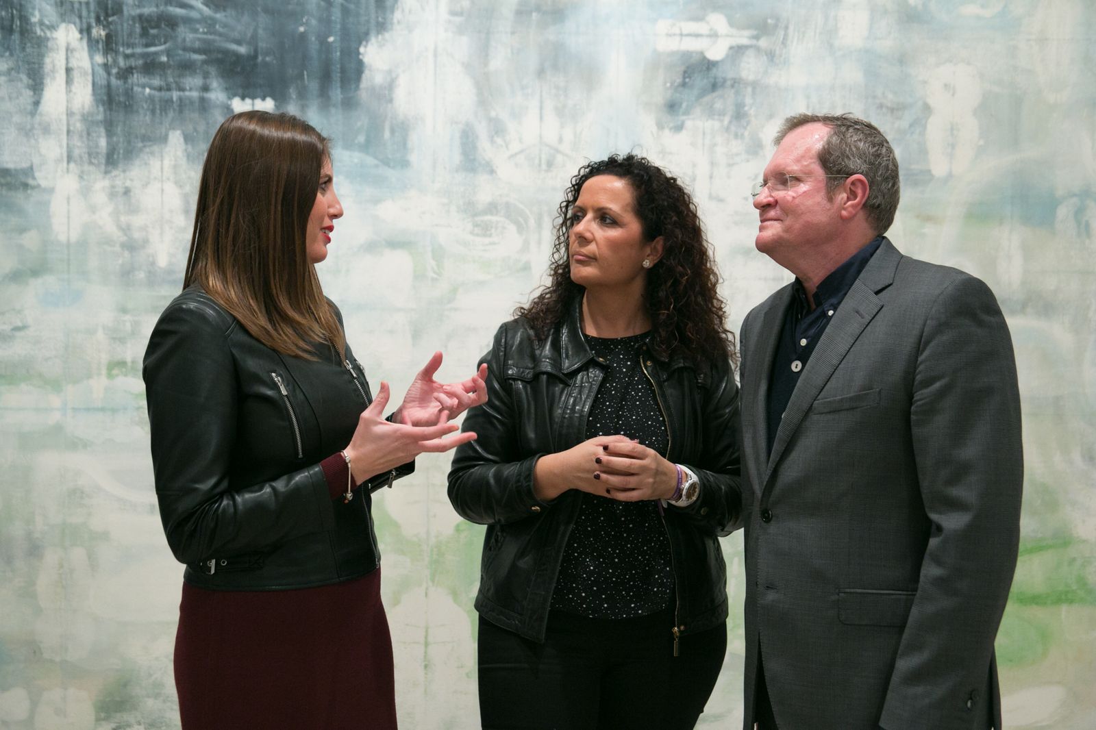 El artista conversa con la concejal de La Puebla del Río ante una de sus obras y en presencia de la diputada Rocío Sutil.