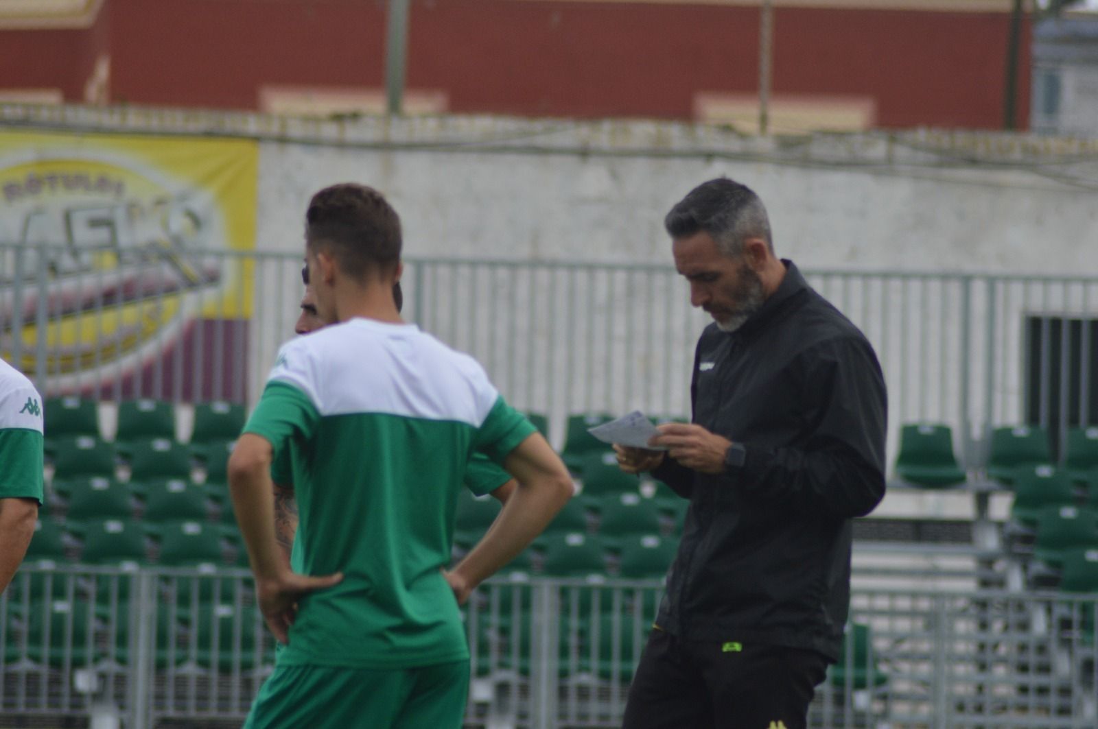 Abel Gómez, entrenador del Sanluqueño, echa una mirada a unas notas en un entrenamiento en El Palmar.