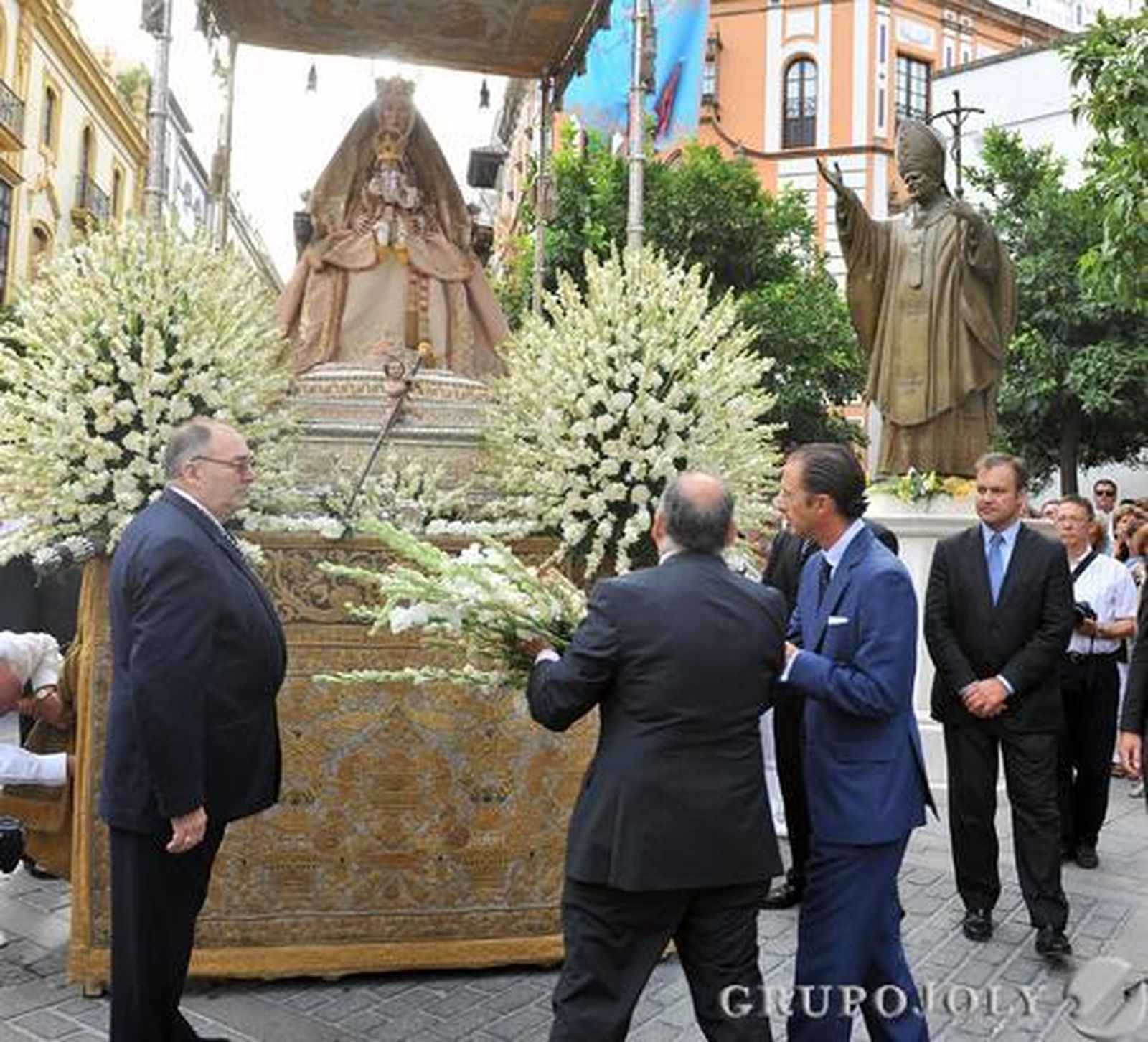 Ponen flores a la virgen. 

Foto: Juan Carlos Vázquez