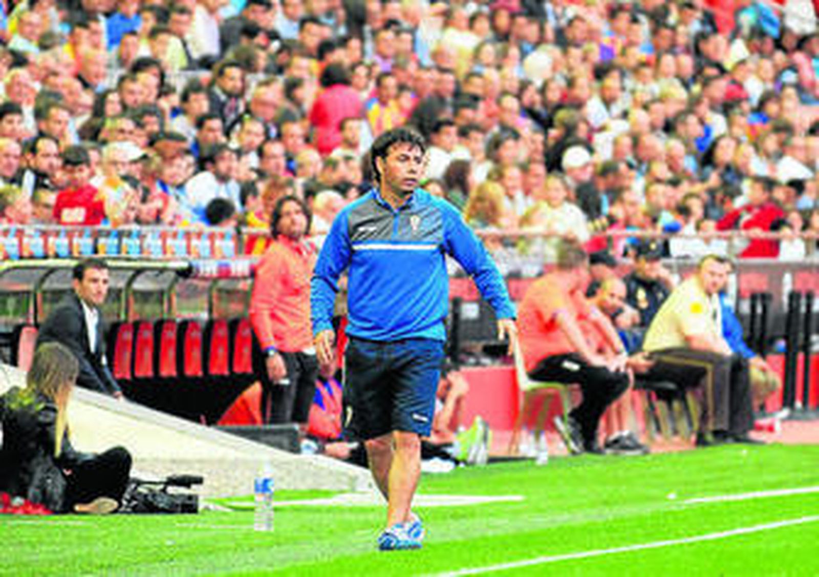 Manolo Sanlúcar da instrucciones a sus jugadores.