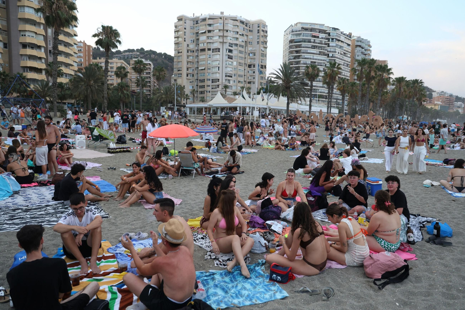 Así se vive la noche de San Juan en la playa de la Malagueta de Málaga, en fotos