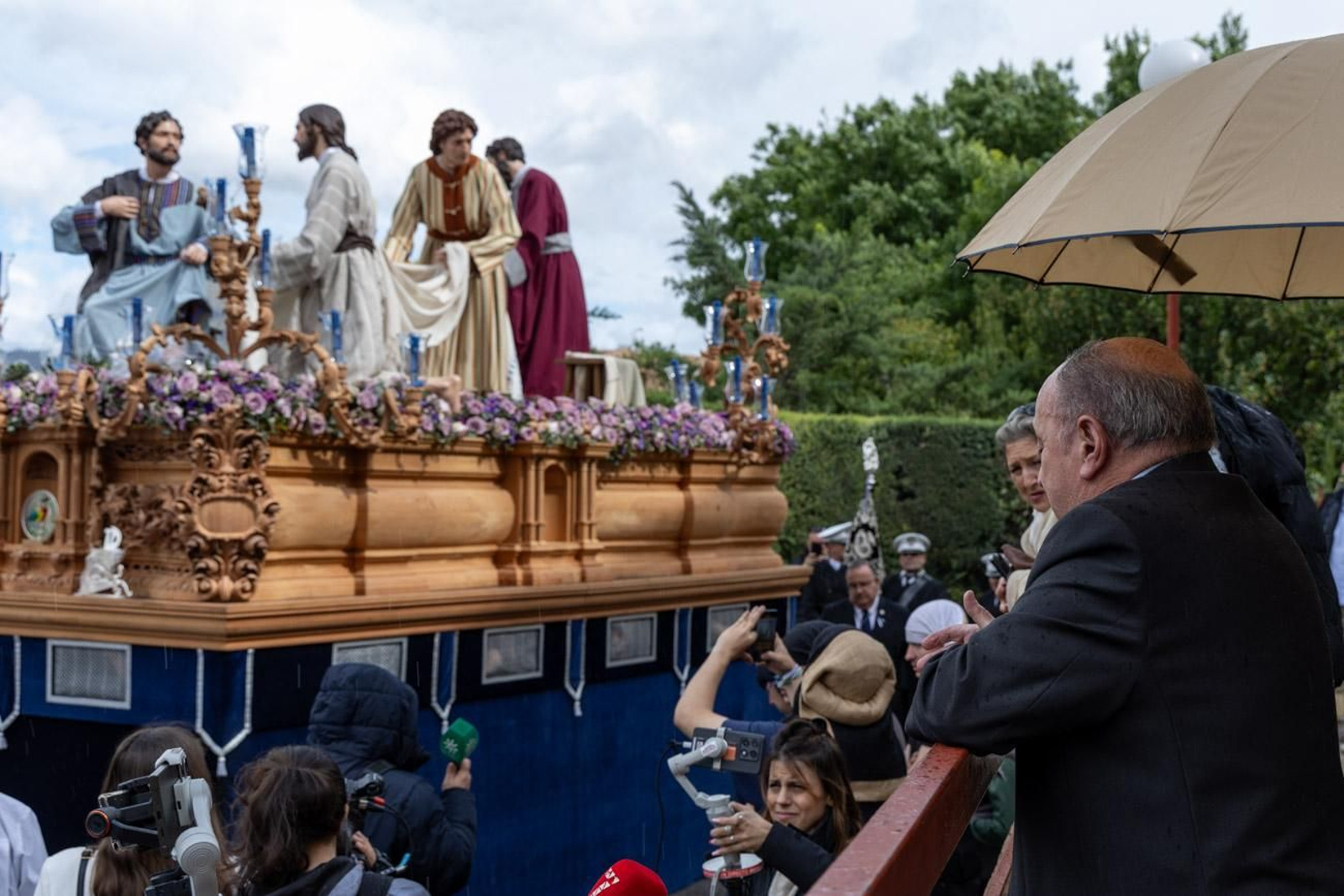 La temida lluvia impide el desarrollo normal de este Martes Santo