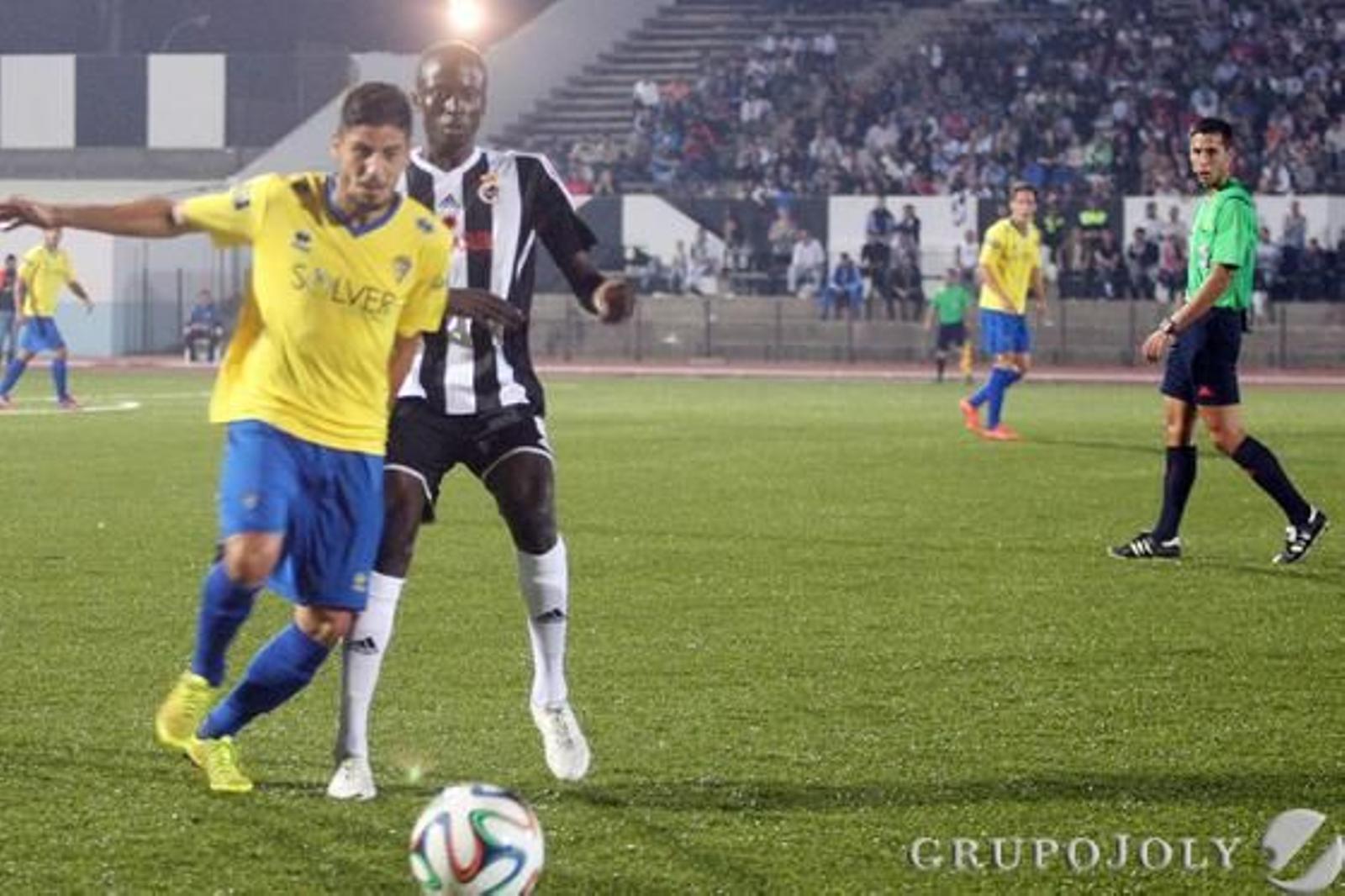 Juanma Espinosa intenta alcanzar un balón presionado por Fall. 

Foto: Paco Guerrero