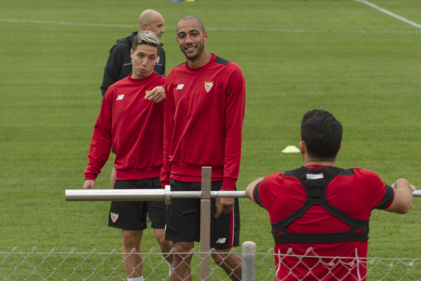 Nasri bromea con sus compatriotas N'Zonzi y Rami.