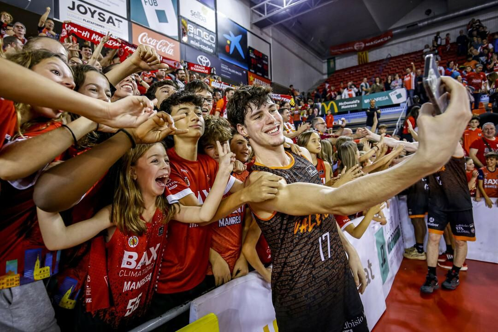 Saint-Supéry se fotografía con aficionados.