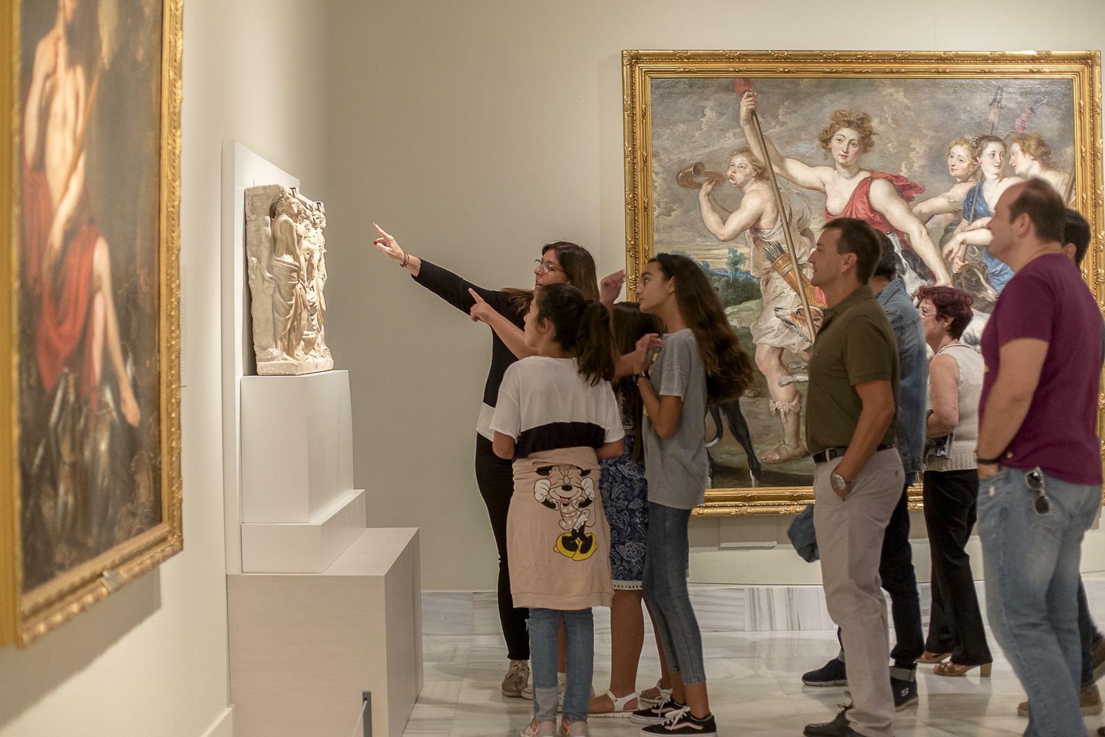 Nuria Herrero exhibe una de las obras de la exposición ‘Los dioses del Prado’ en una de las visitas guiadas.
