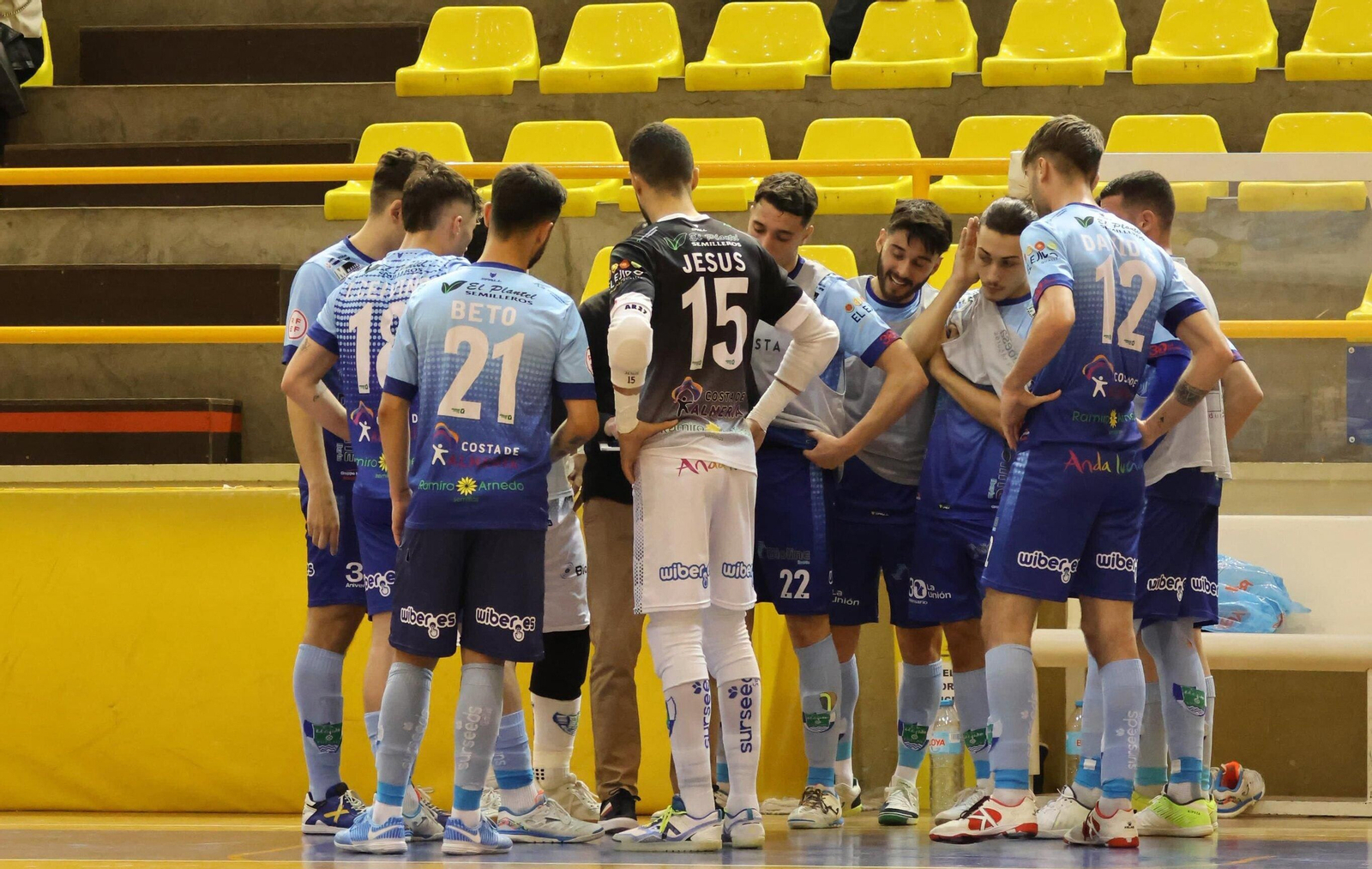 Los jugadores celestes atienden las indicaciones de José Escrich durante un tiempo muerto.