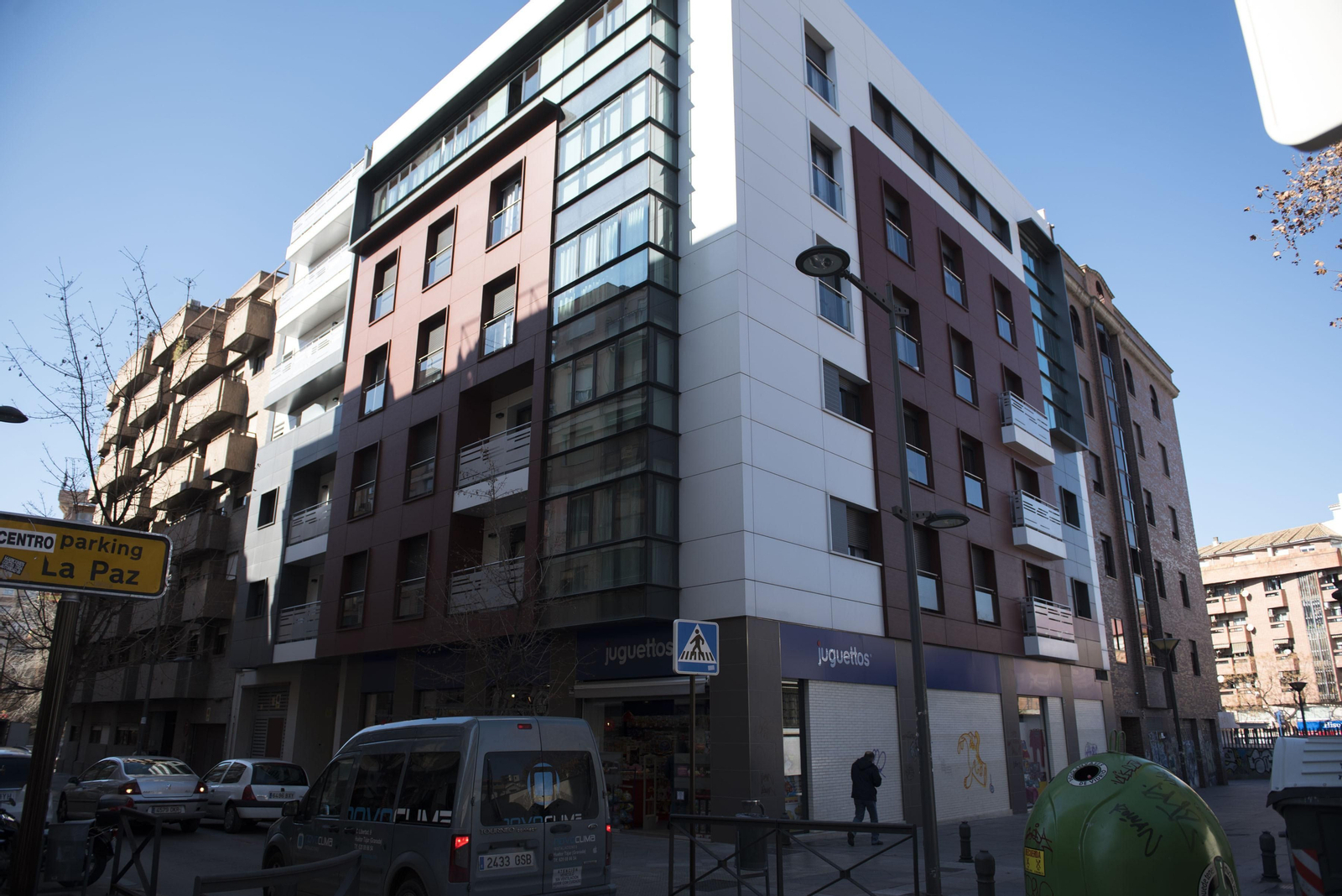 El edifico está ubicado en Obispo Hurtado.