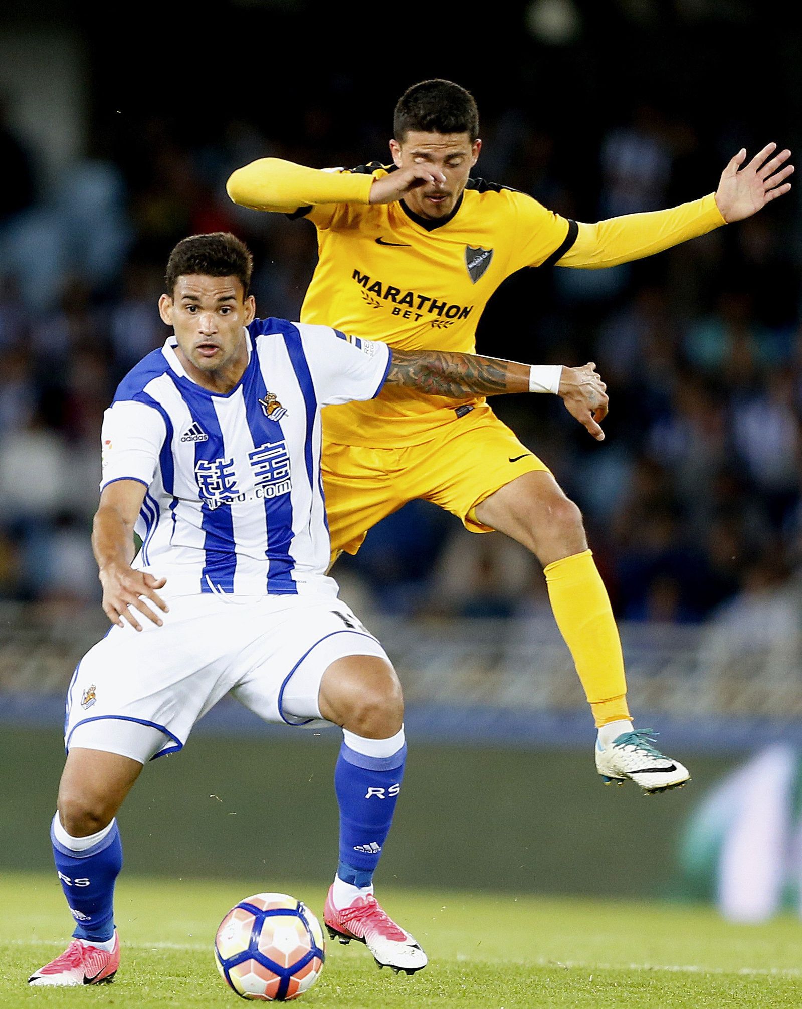 Pablo Fornals intenta ganar la posición a Willian José.