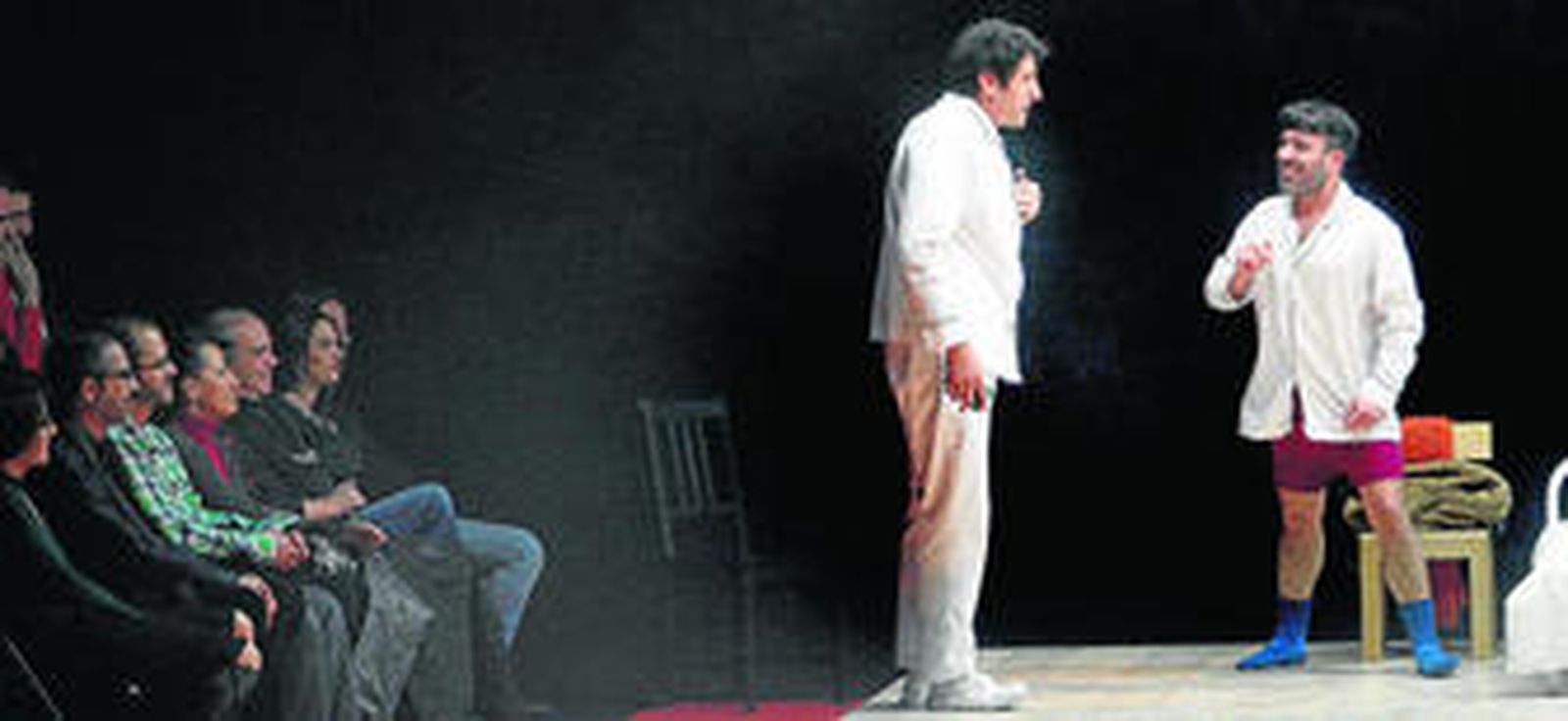 Un momento de la representación, con el público junto a los protagonistas.