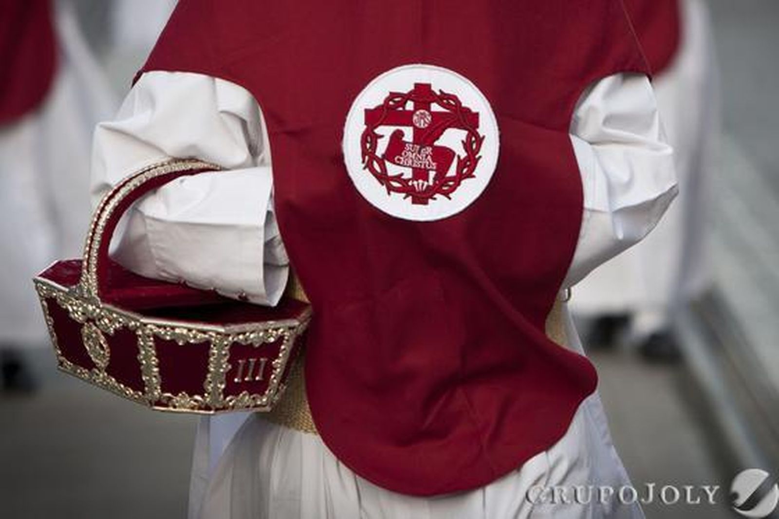 Escudo de la hermandad de los Afligidos en la túnica de uno de los hermanos, en una imagen de archivo.