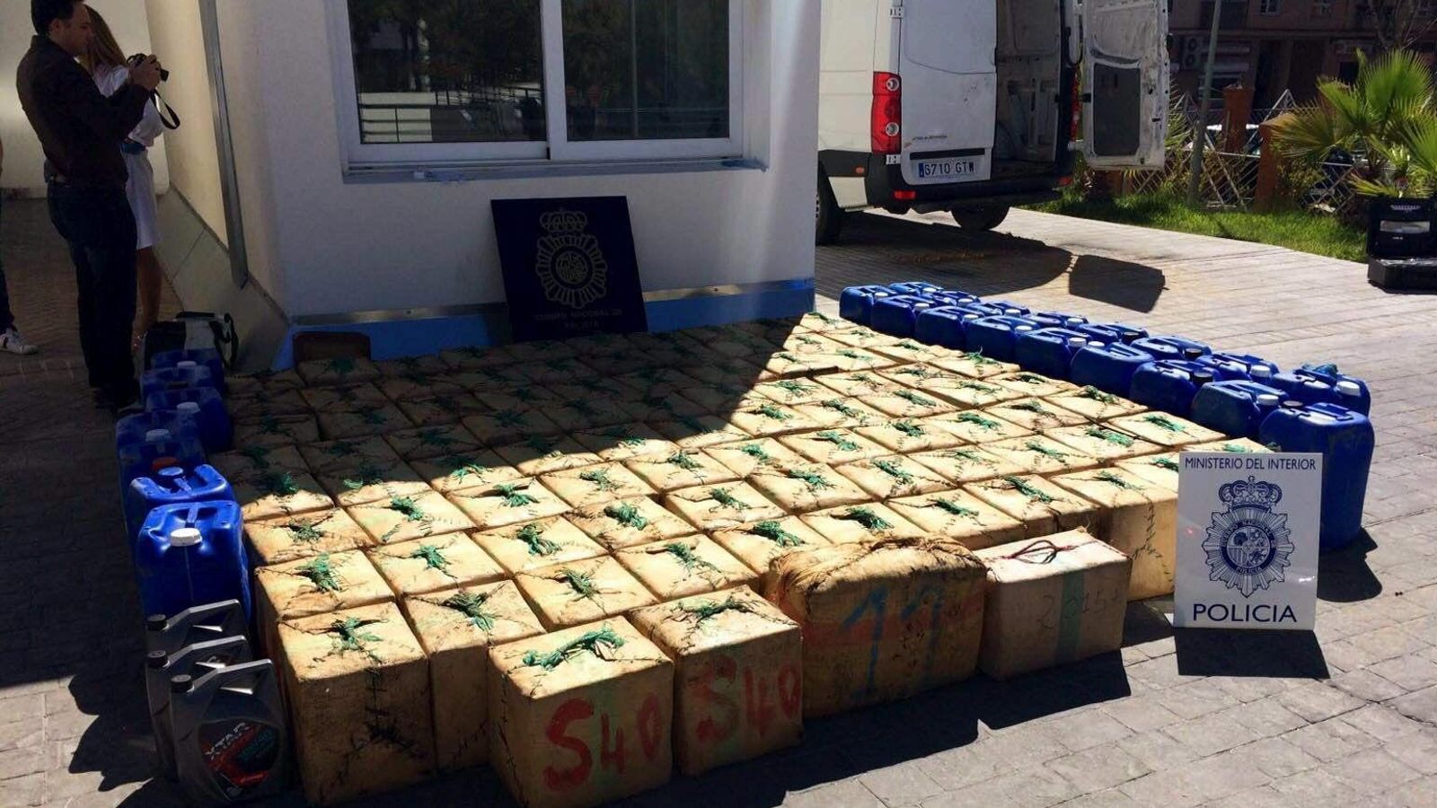 El alijo de 2.700 kilos de hachís intervenido por la Udyco de Huelva en la capital tras interceptar una furgoneta.