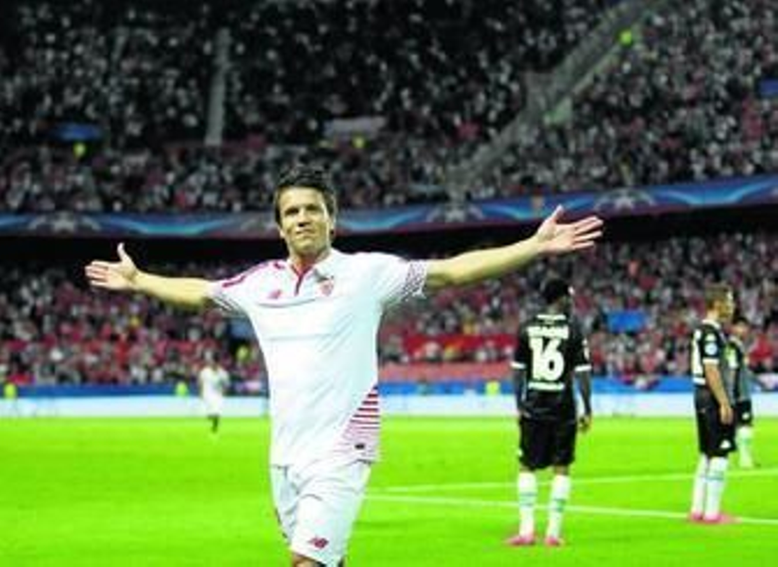 Konoplyanka celebra su primer gol en el Sánchez-Pizjuán, que aparece lleno.