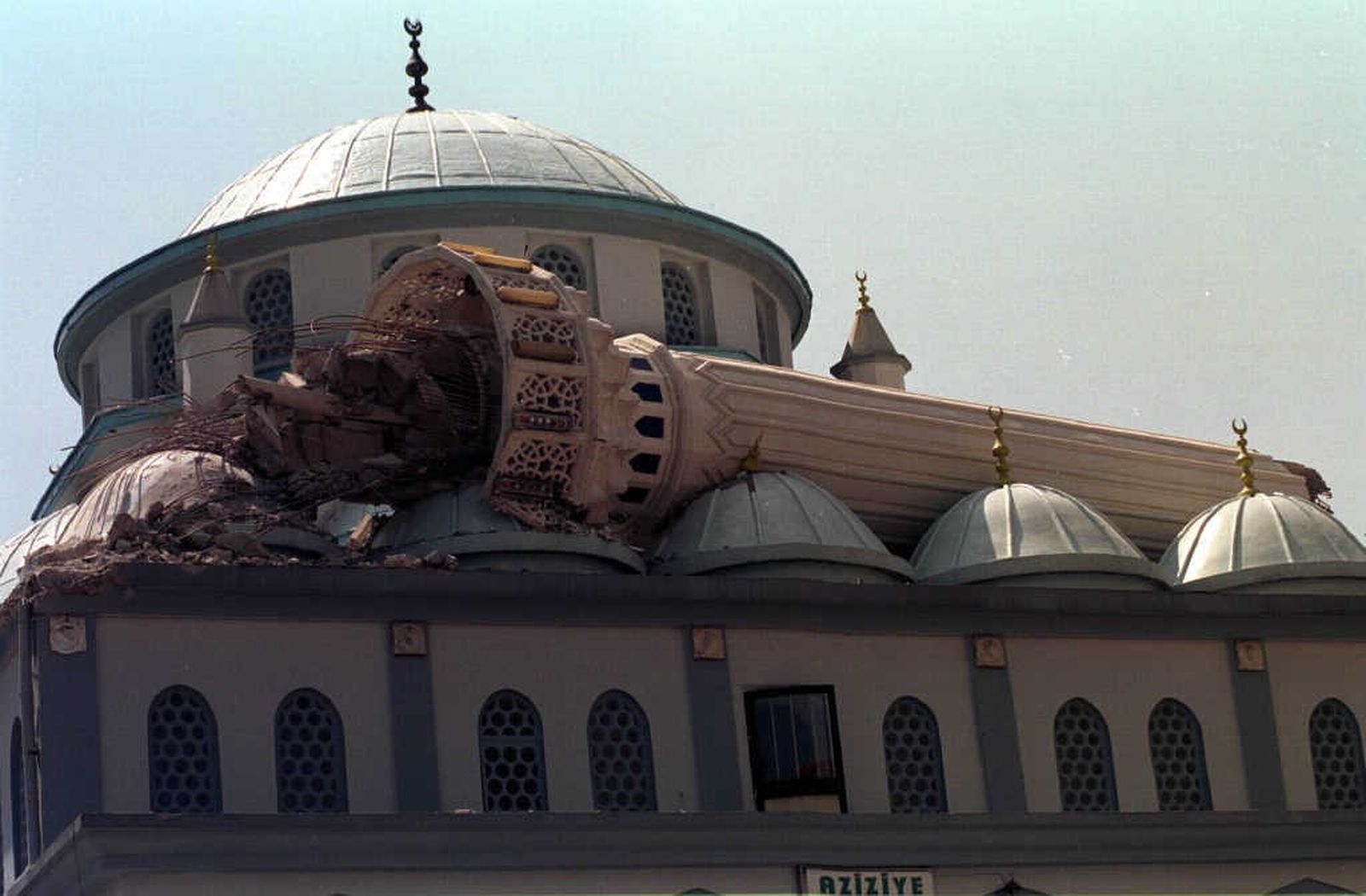 Estado en el que ha quedado una mezquita en Turquía tras el terremoto.