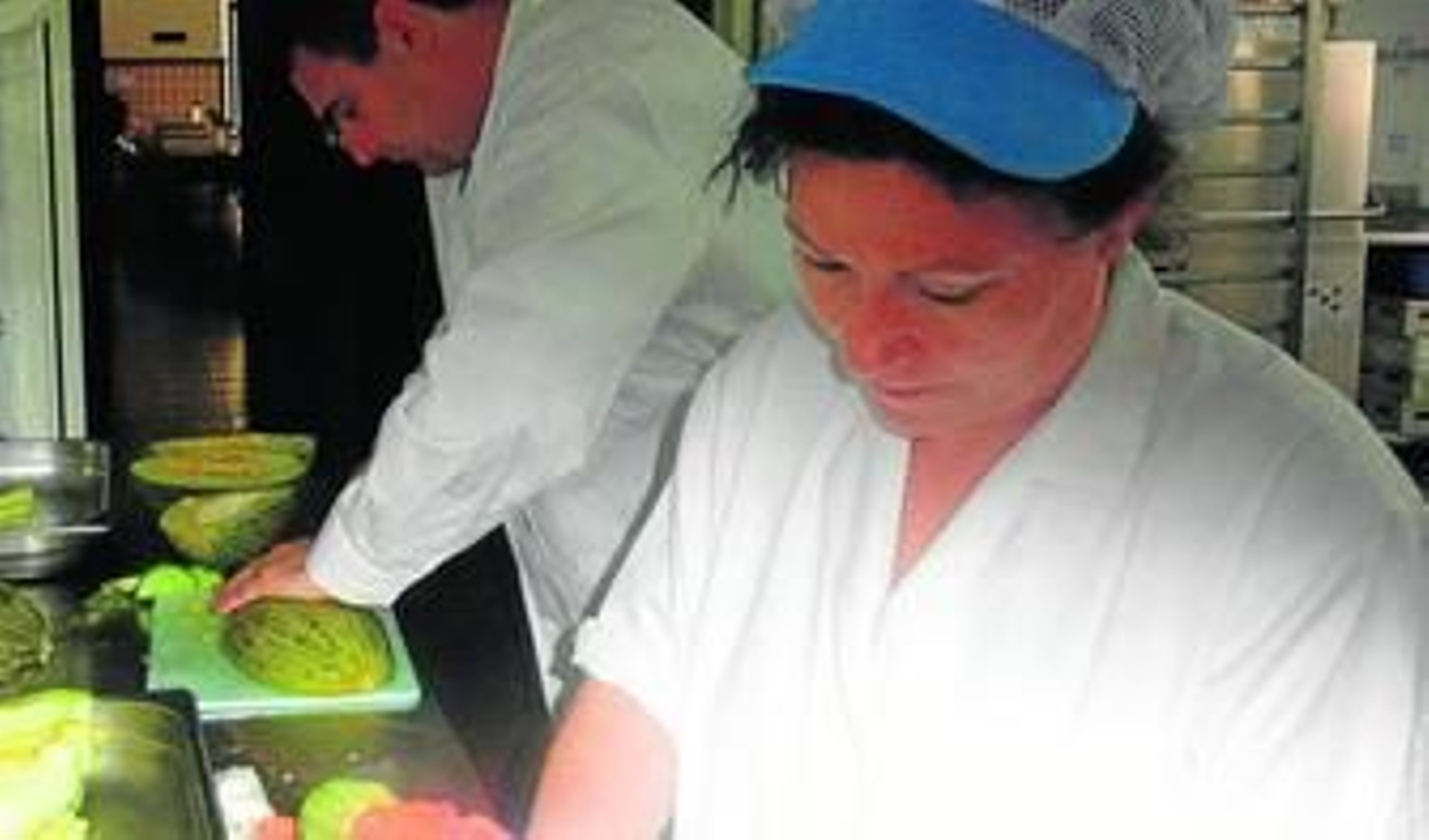 Voluntarios organizan el almuerzo en la cocina.