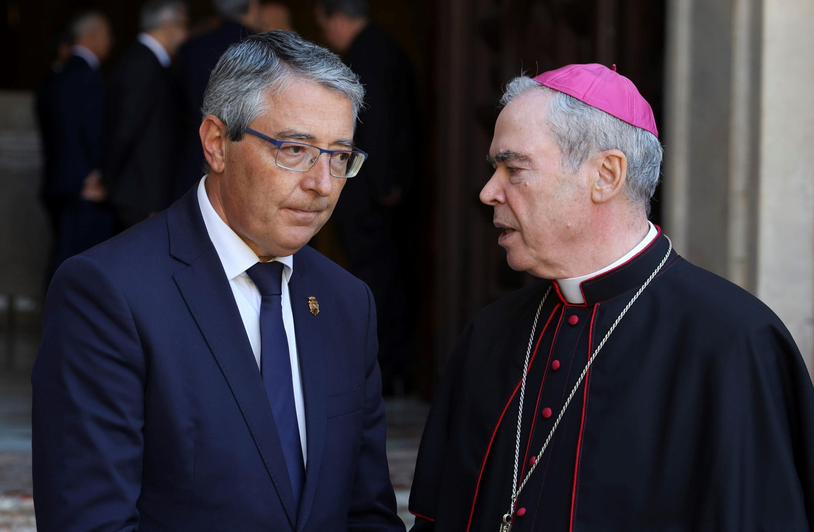 Colocan la primera viga de la nueva cubierta de la Catedral de Málaga, en fotos